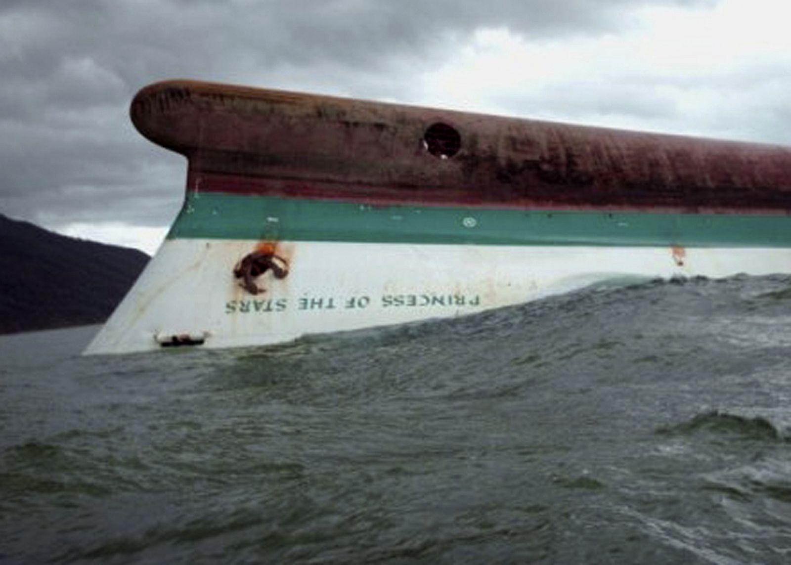 El casco del 'Princesa de las Estrallas' un ferry de pasajeros que ha naufragado en la costa de la isla de Sibuyan en el centro de Filipinas. A bordo viajaban casi 800 pasajeros de los cuales sólo se ha podido rescatar con vida a una treintena.