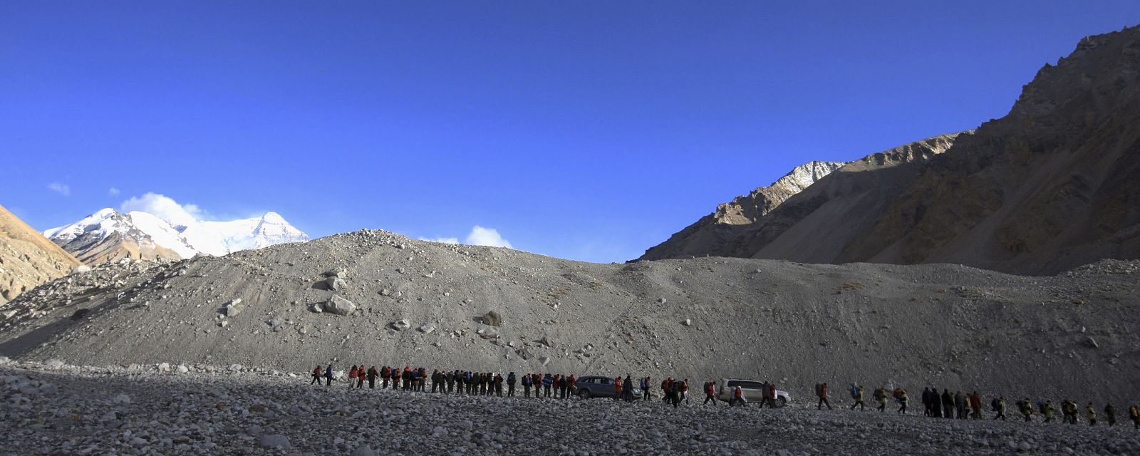 Miembros del equipo chino de alpinismo volviendo al campamento base del Everest, Tibet (09/05/08)