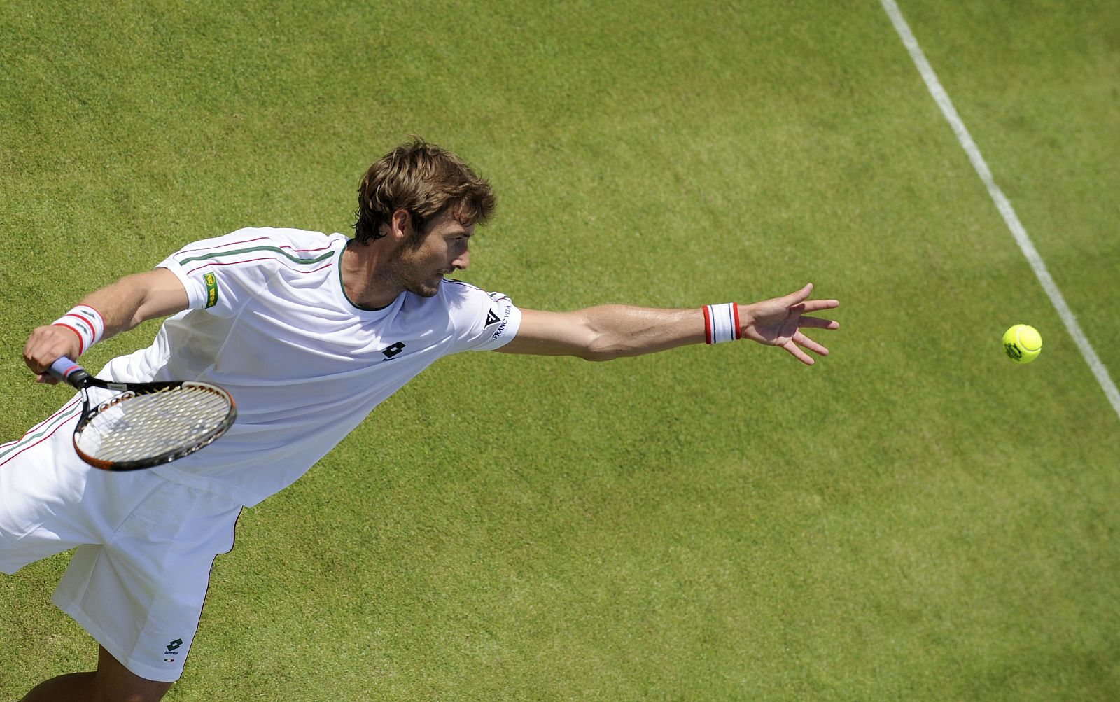 Juan Carlos Ferrero sirve el saque en su estreno en Wimbledon contra el estadounidense Sam Querrey.