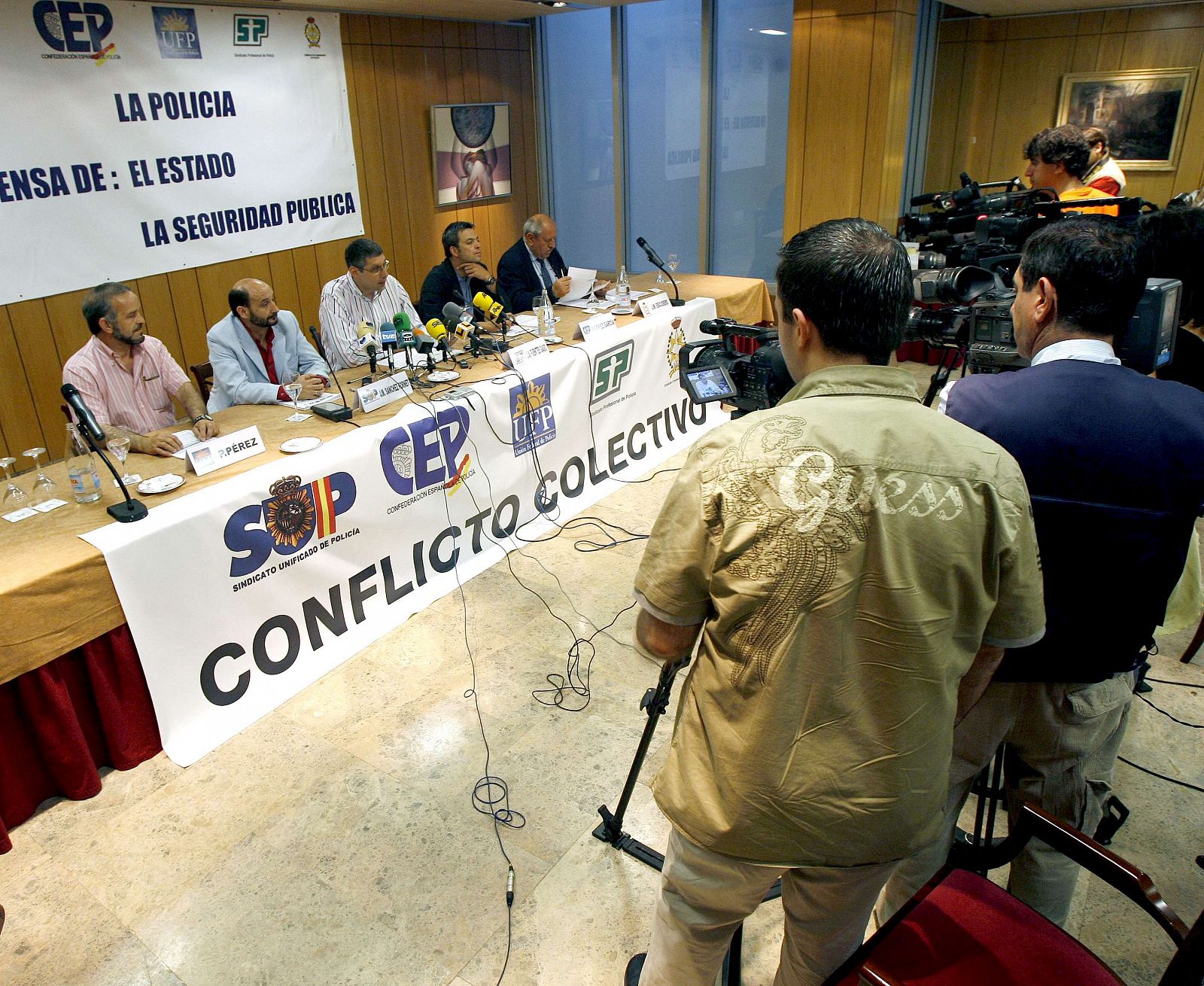 Los representantes de los sindicatos del Cuerpo Nacional de Policía durante la rueda de prensa para anunciar el inicio de movilizaciones para demandar su equiparación salarial con las policías autonómicas.