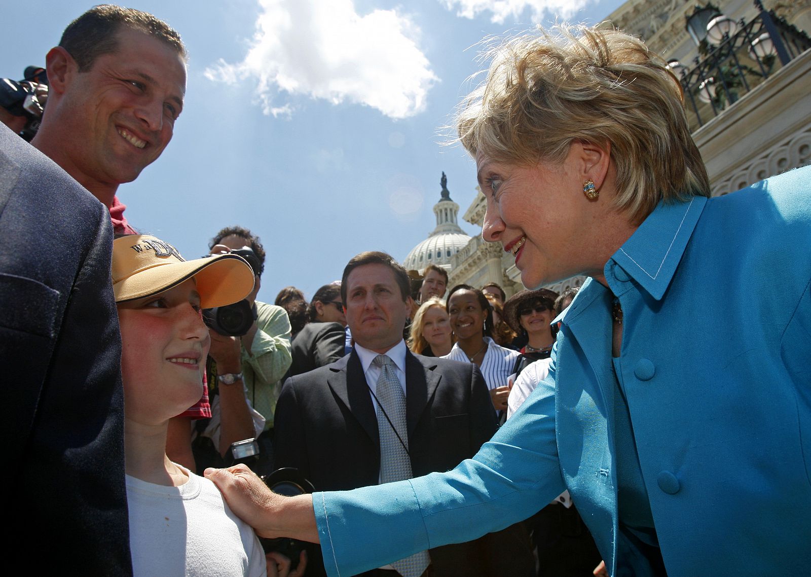 Clinton saluda a sus partidarios a su llegada a la colina del capitolio, en Washington.