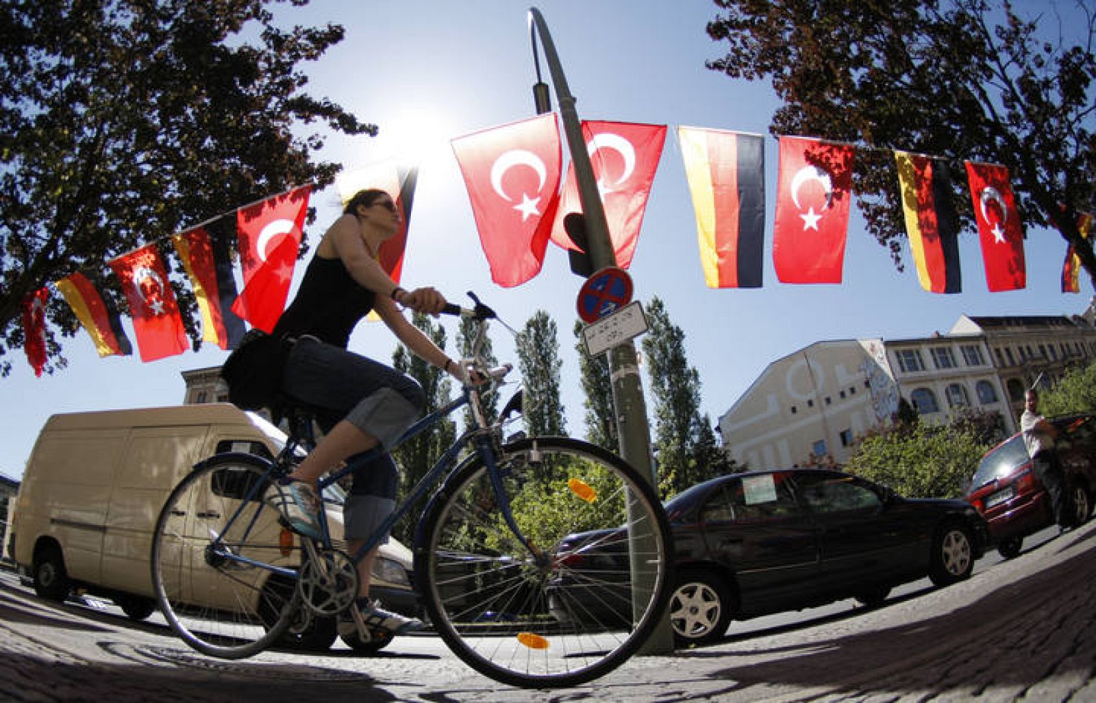 Banderas alemanas y turcas cuelgan de un semáforo en Berlín en vísperas de la semifinal de la Eurocopa que enfrentará a ambos países.