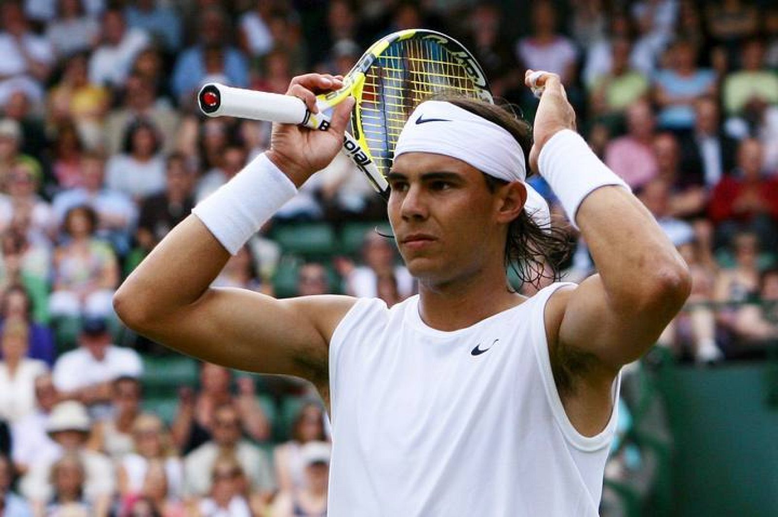 El tenista español Rafael Nadal reacciona frente al letón Ernests Gulbis durante el partido de segunda ronda del torneo de Wimbledon, que acabó ganando.