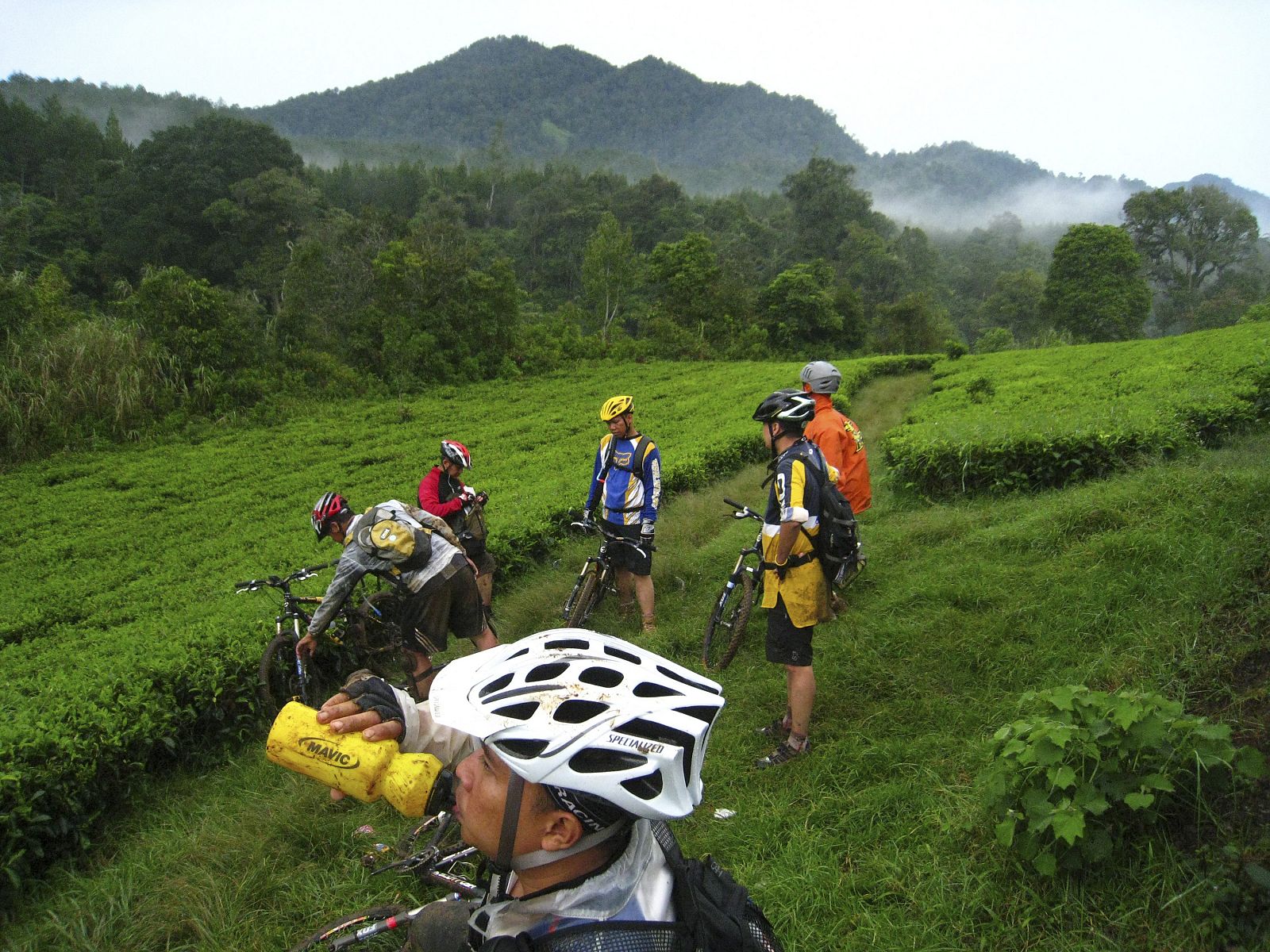 Unos ciclistas escalan el Monte Burangrang, en Indonesia.