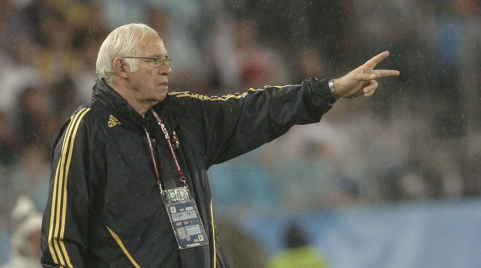 El seleccionador español, Luis Aragonés, da instrucciones a los jugadores.