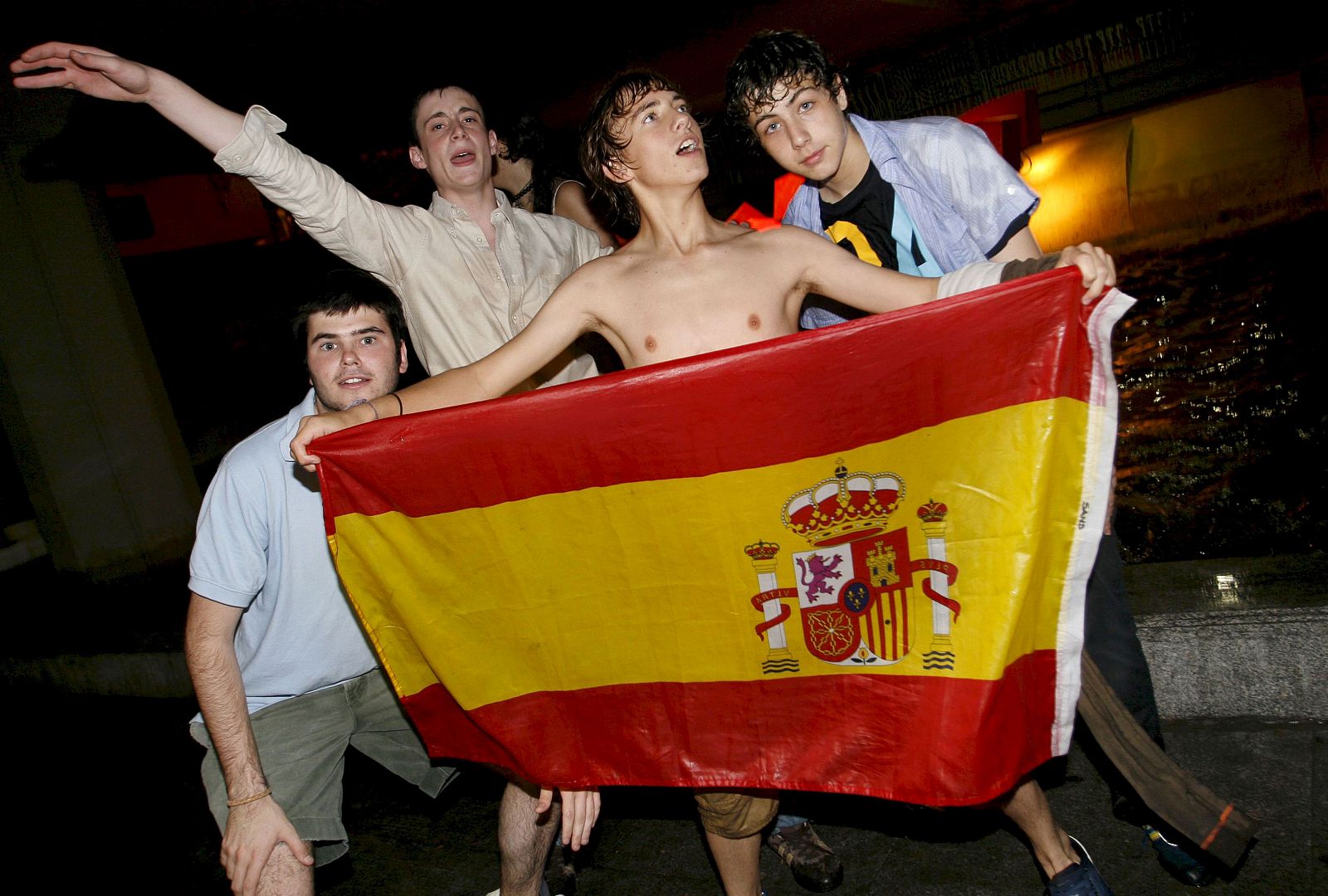 Aficionados españoles celebran el pase de España a la final de la Eurocopa