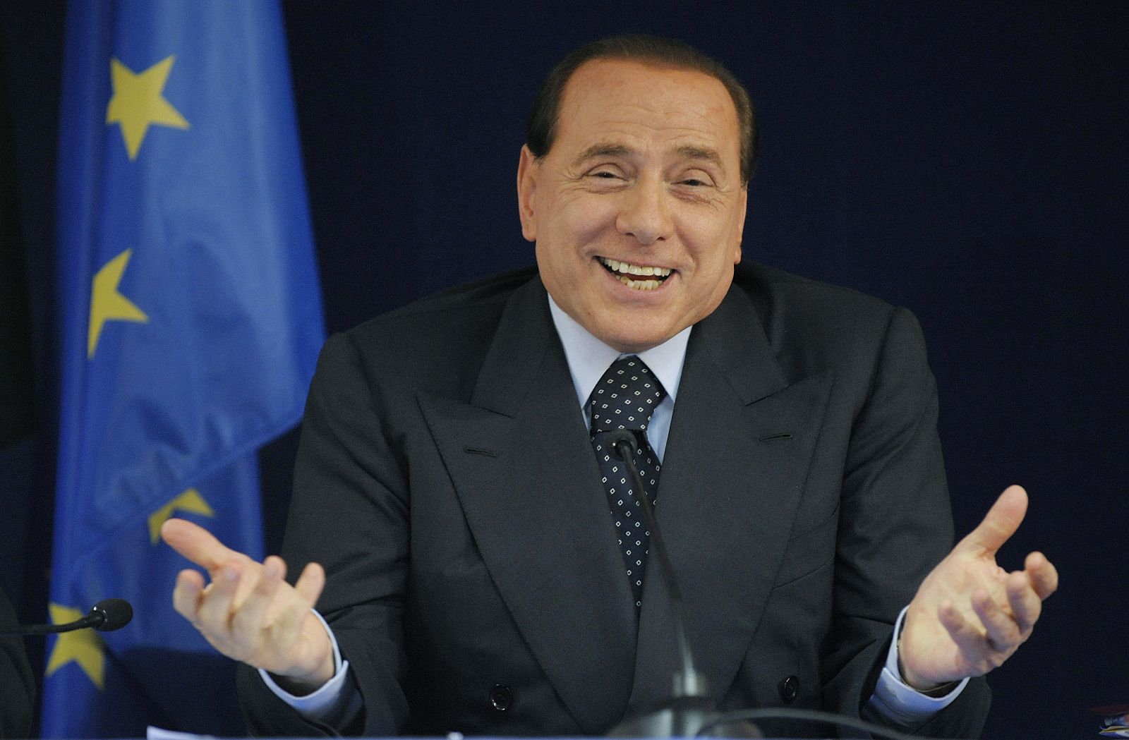 Primer Ministro Italiano, Silvio Berlusconi, en una conferencia de prensa en una cumbre de la EU, Bruselas (20/06/08)