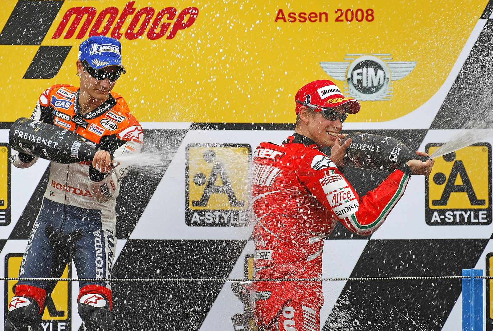 El piloto australiano de Ducati, Casey Stoner, celebra su victoria en el podio del circuito de Assen (Holanda), junto a Dani Pedrosa (Honda), nuevo líder del Mundial de MotoGP.Dutch Motorcycling Grand Prix in Assen