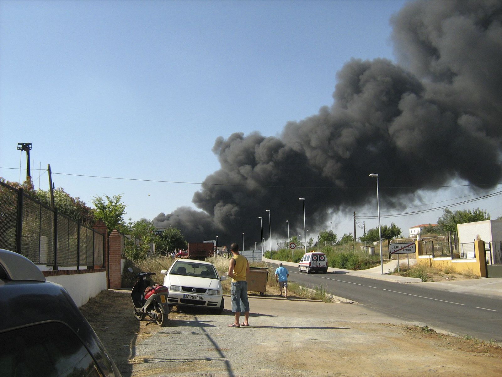 Una espesa columna de humo sale de la fábrica de Indesur, en Jérez de los Caballeros.