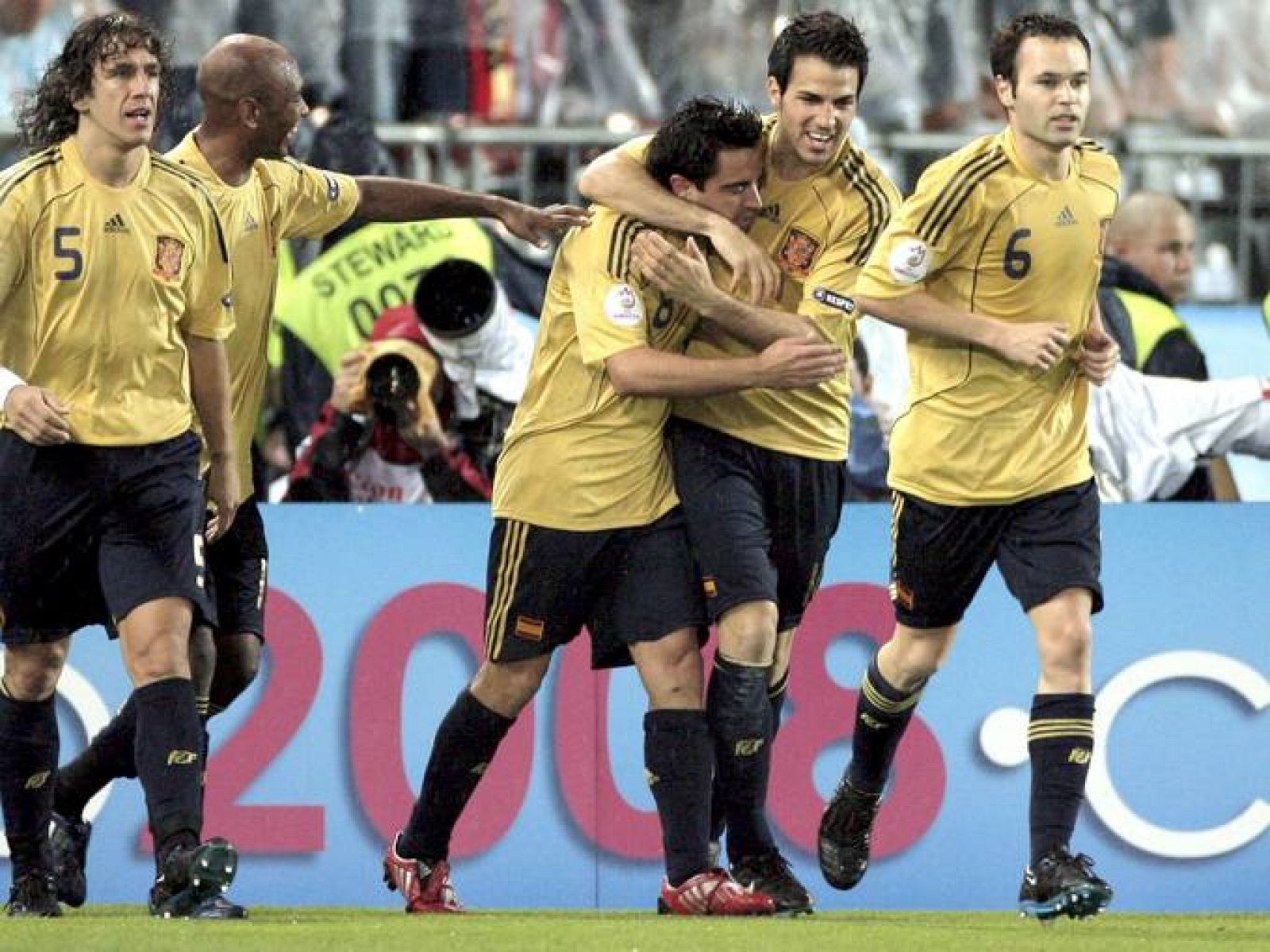 La España del toque que ha deslumbrado y sorprendido a Europa llega a la final con ilusión para derrotar a la 'invencible' Alemania. 