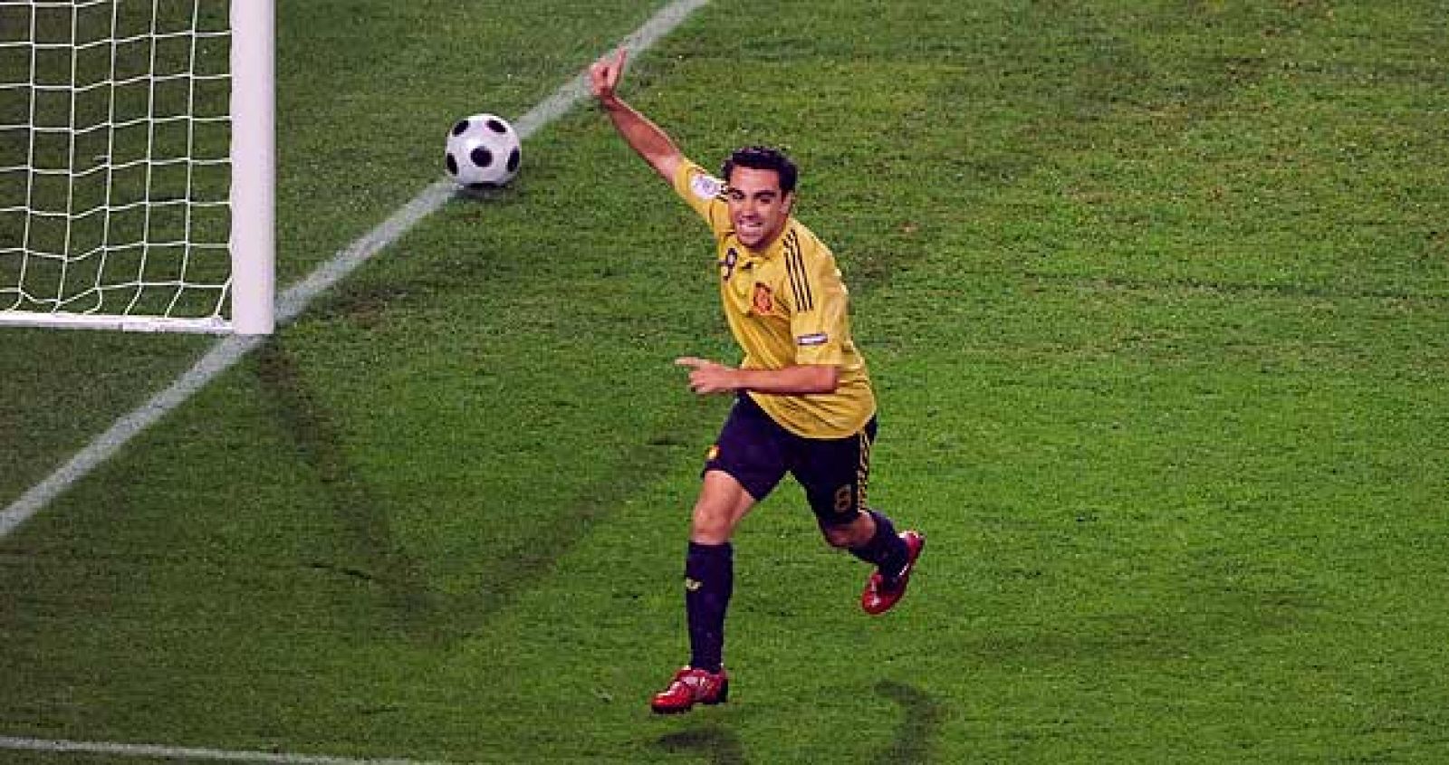Xavi Hernández celebra el gol que marcó a Rusia en semifinales.