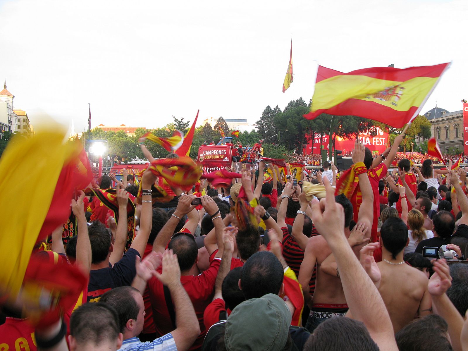 Los aficionados apluden a los jugadores a su llegada a la plaza de Colón.