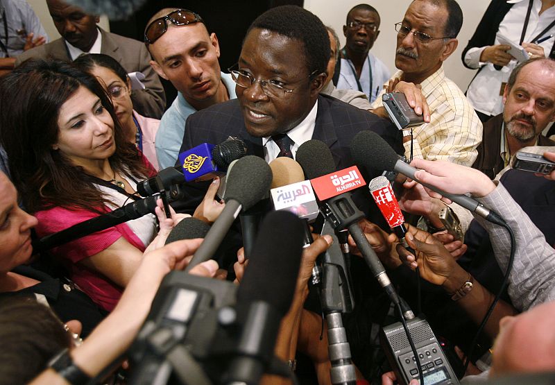 George Charamba, portavoz de del President de Zimbabue Robert Mugabe, se ha referido a los países occidentales diciendo: "que les parta un rayo".