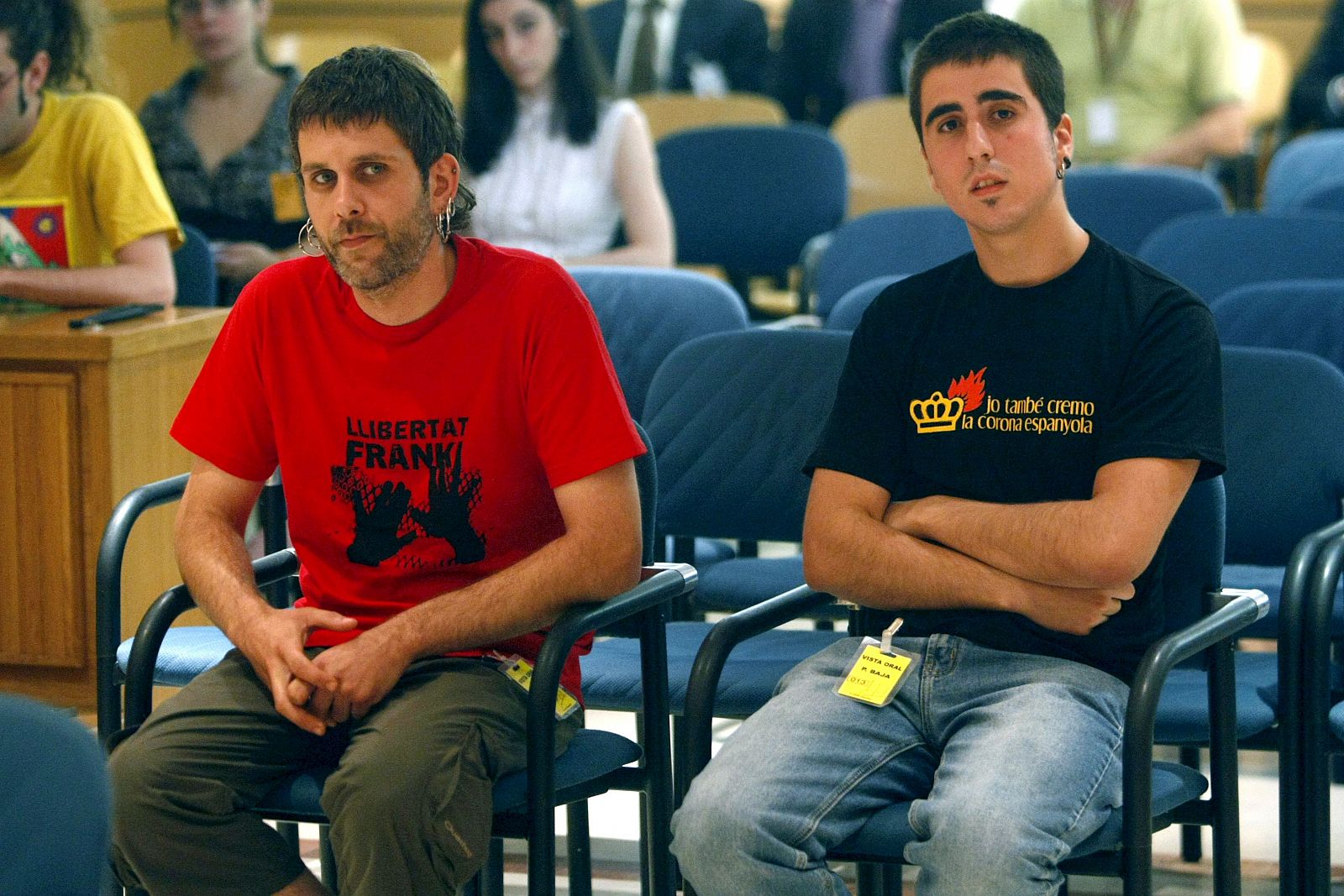 Jaume Roura y Enric Stern, los dos jóvenes acusados de un delito de injurias graves a la Corona por quemar varias fotos del Rey.
