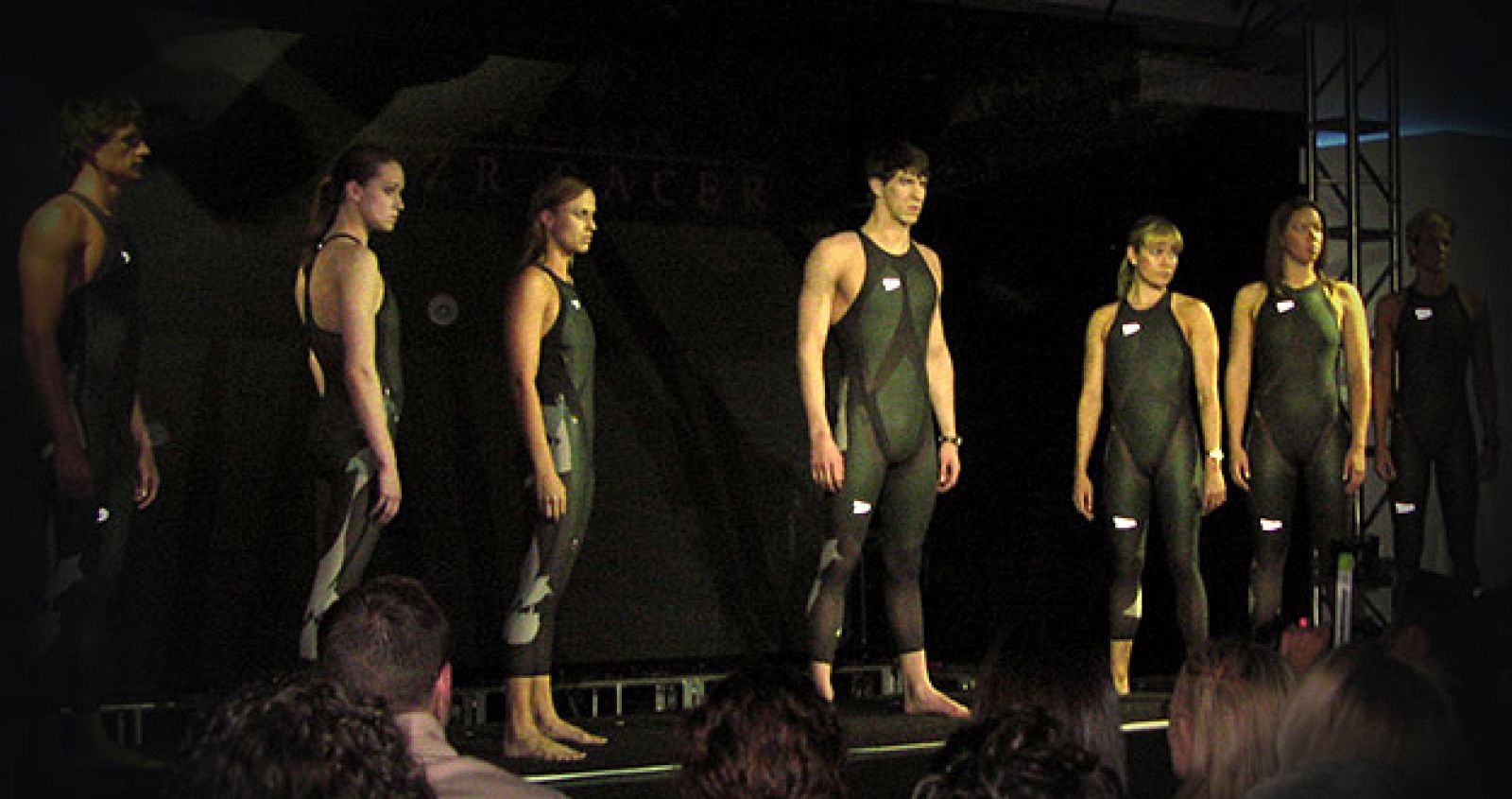 Michael Phelps, junto a otros nadadores estadounidenses en la presentación del traje.