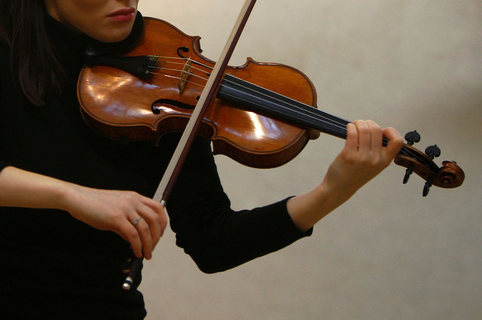 violín stradivarius utilizado en un concierto