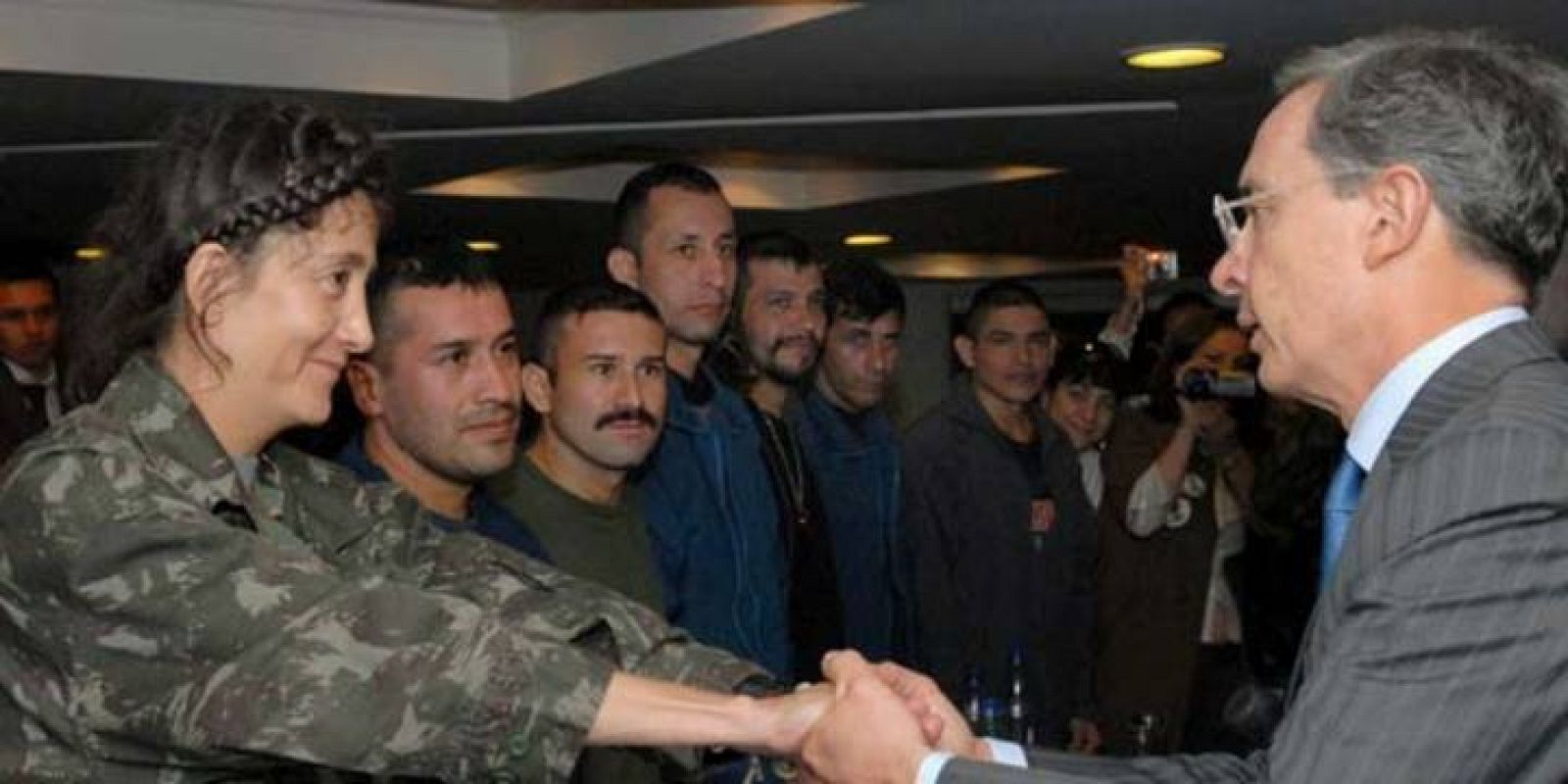 Uribe saluda a Ingrid Bertancout