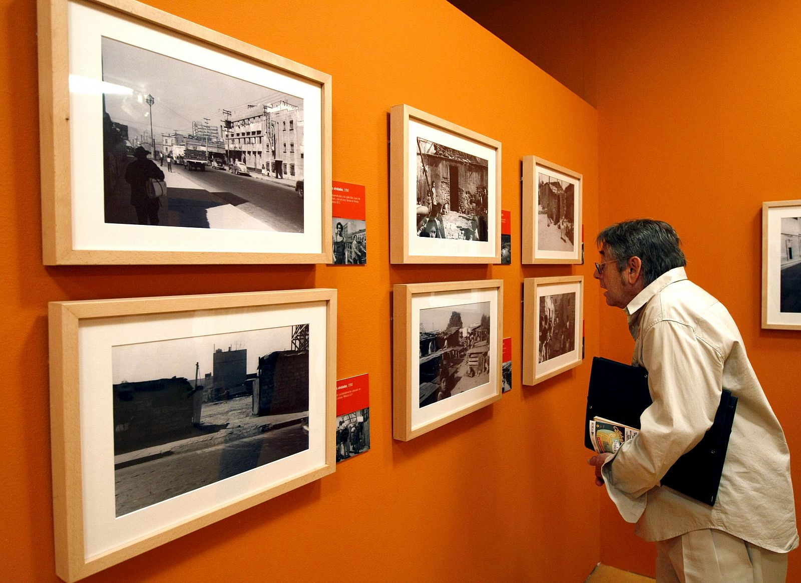 Un hombre contempla una de las fotografías que forma parte de la exposición organizada por la Filmoteca Española que ha recuperado de sus fondos para esta muestra una colección de fotografías realizadas por Luis Buñuel.