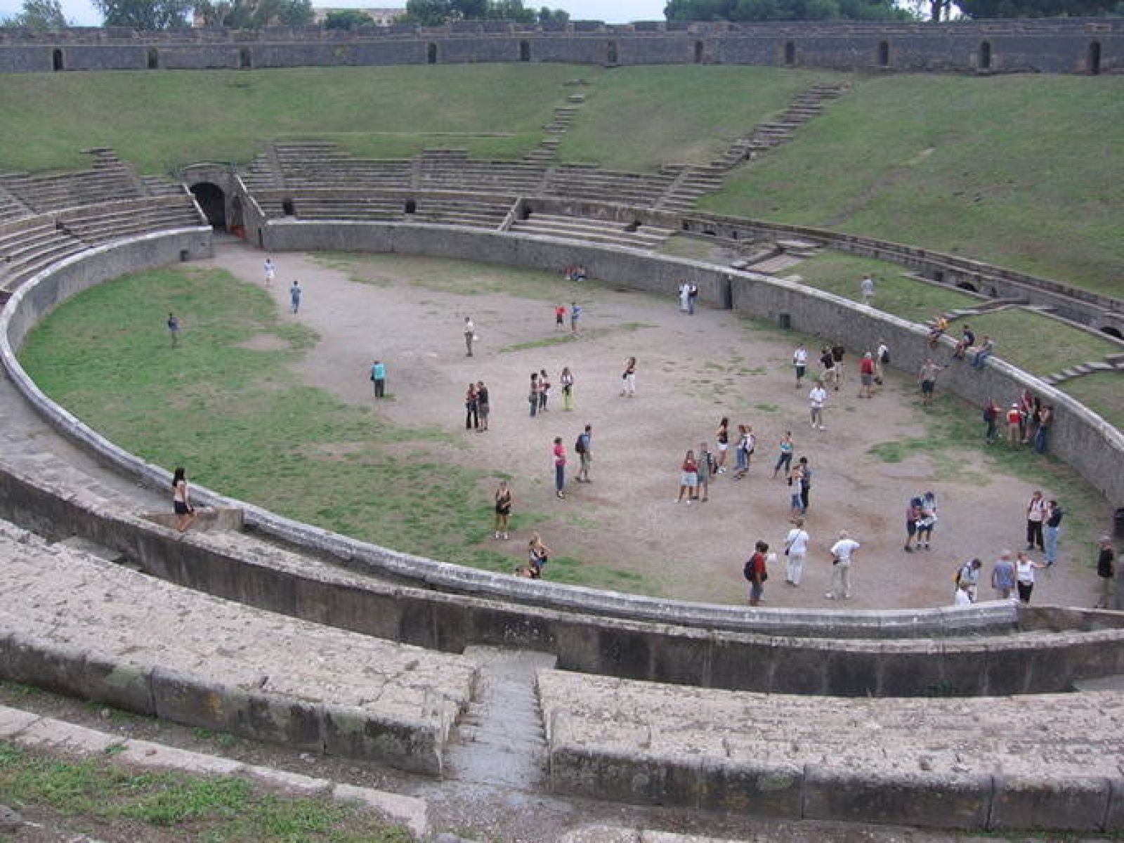 Una imagen del anfiteatro de Pompeya, recorrido por los turistas 