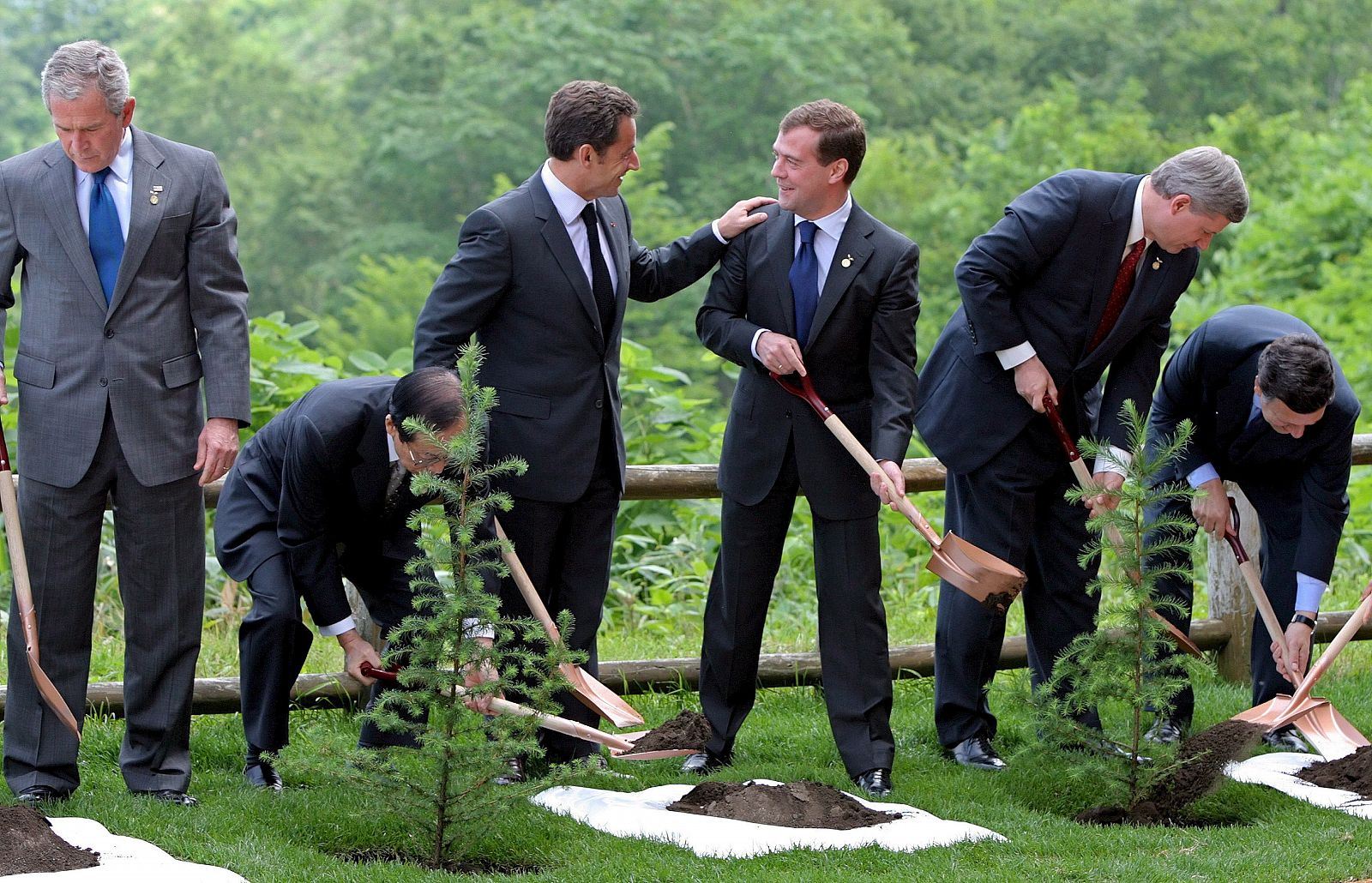 Bush, Fukuda, Sarkozy, Medvedev, Harper y Barroso plantan árboles en la cumbre del G8 que se celebra en el hotel Windsor en Tokayo (Japón).