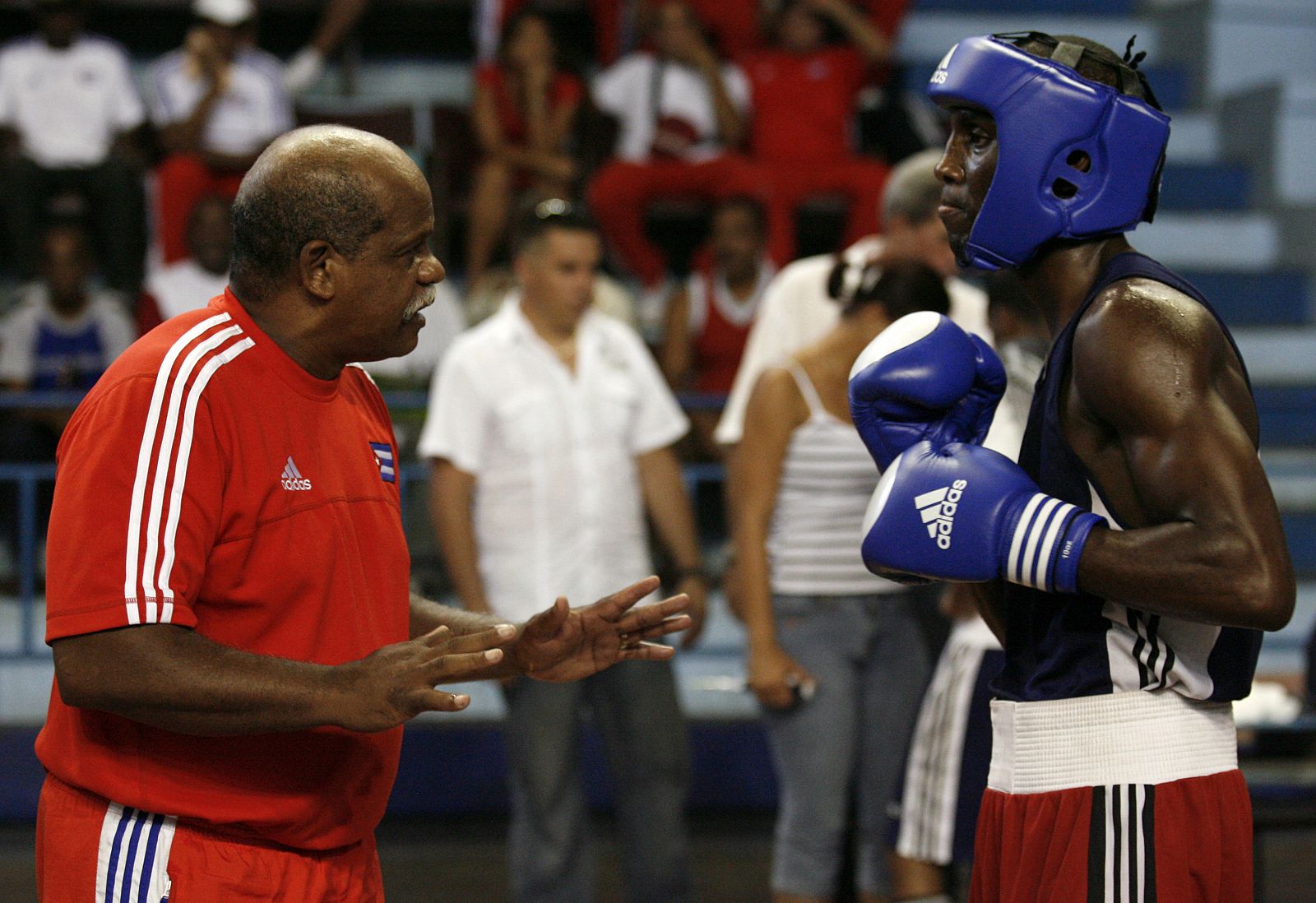 El cubano Julio Mena con su entrenador