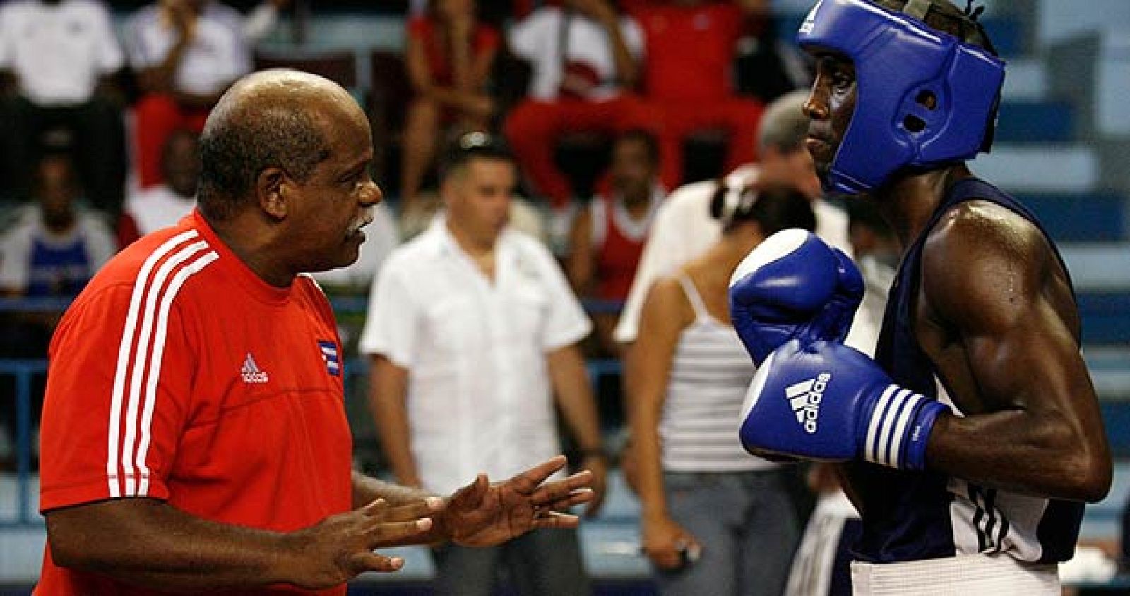 El cubano Julio Mena con su entrenador