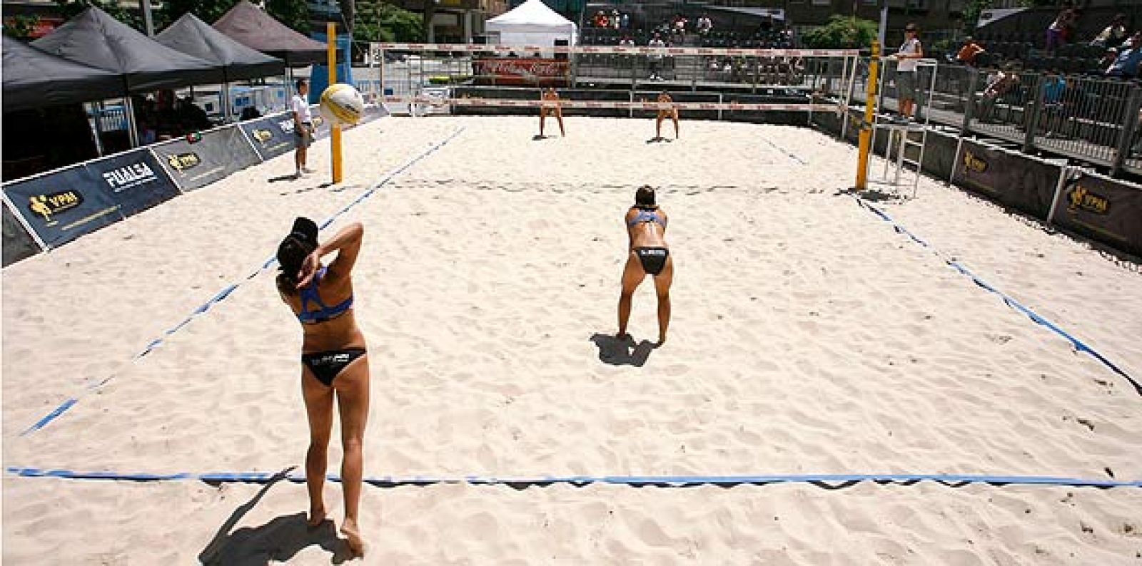 Una jugadora se dispone a sacar durante un partido.