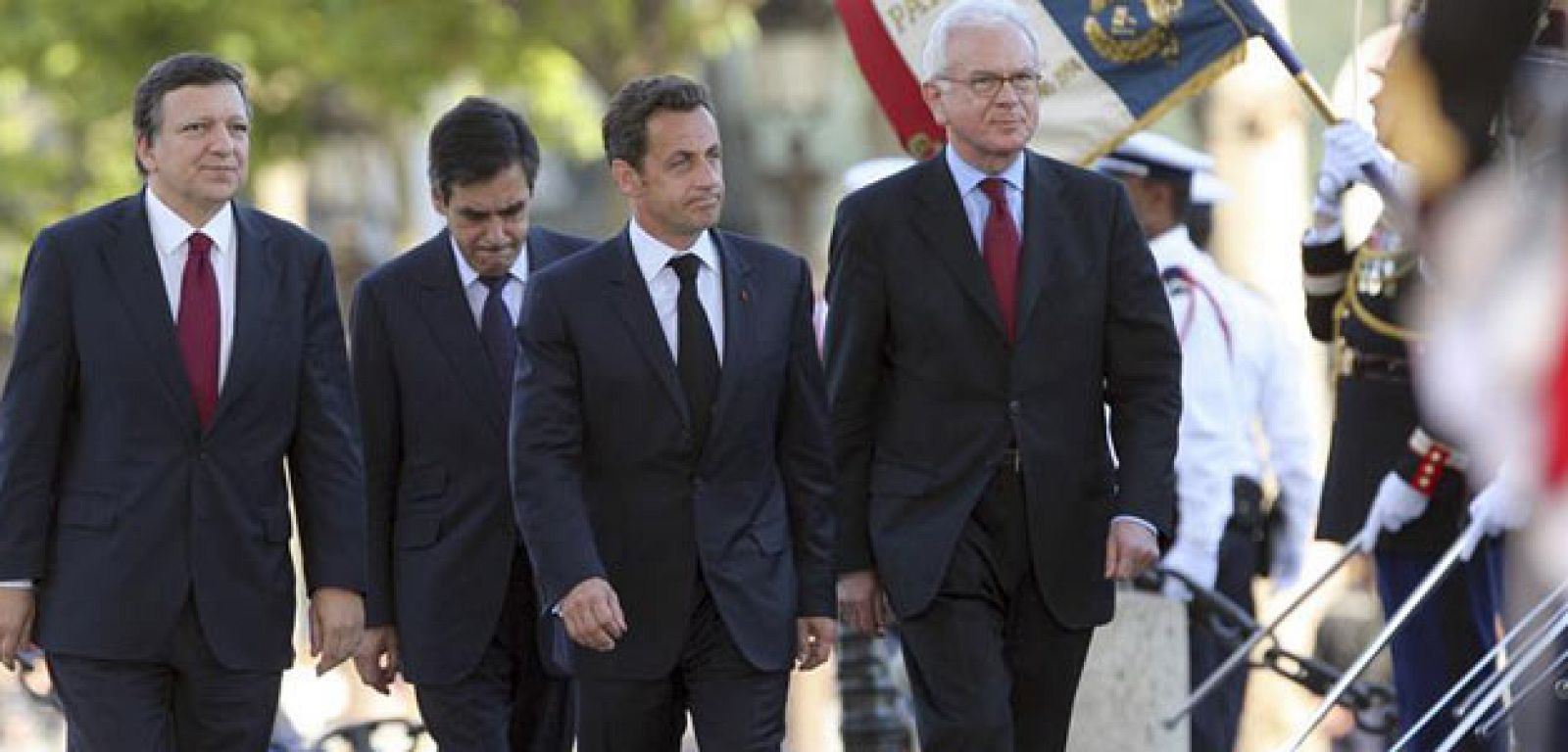 Sarkozy, en la foto acompañado por Barroso, Fillon y Han-Gert Pottering,  irá finalmente a los Juegos