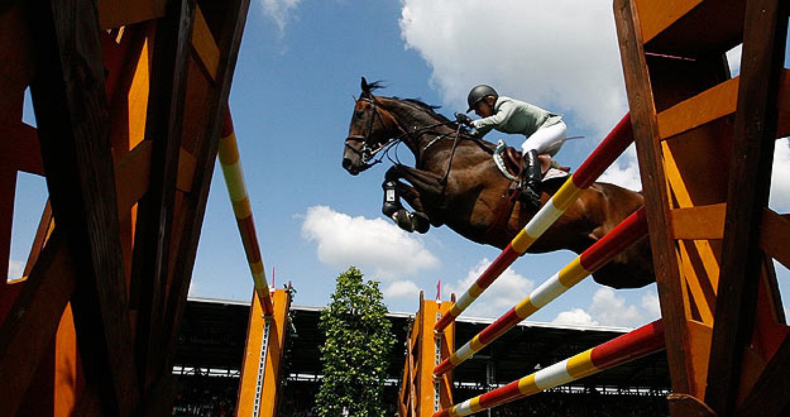 La jinete alemana Meredith Michaels-Beerbaum en la ejecución de un salto