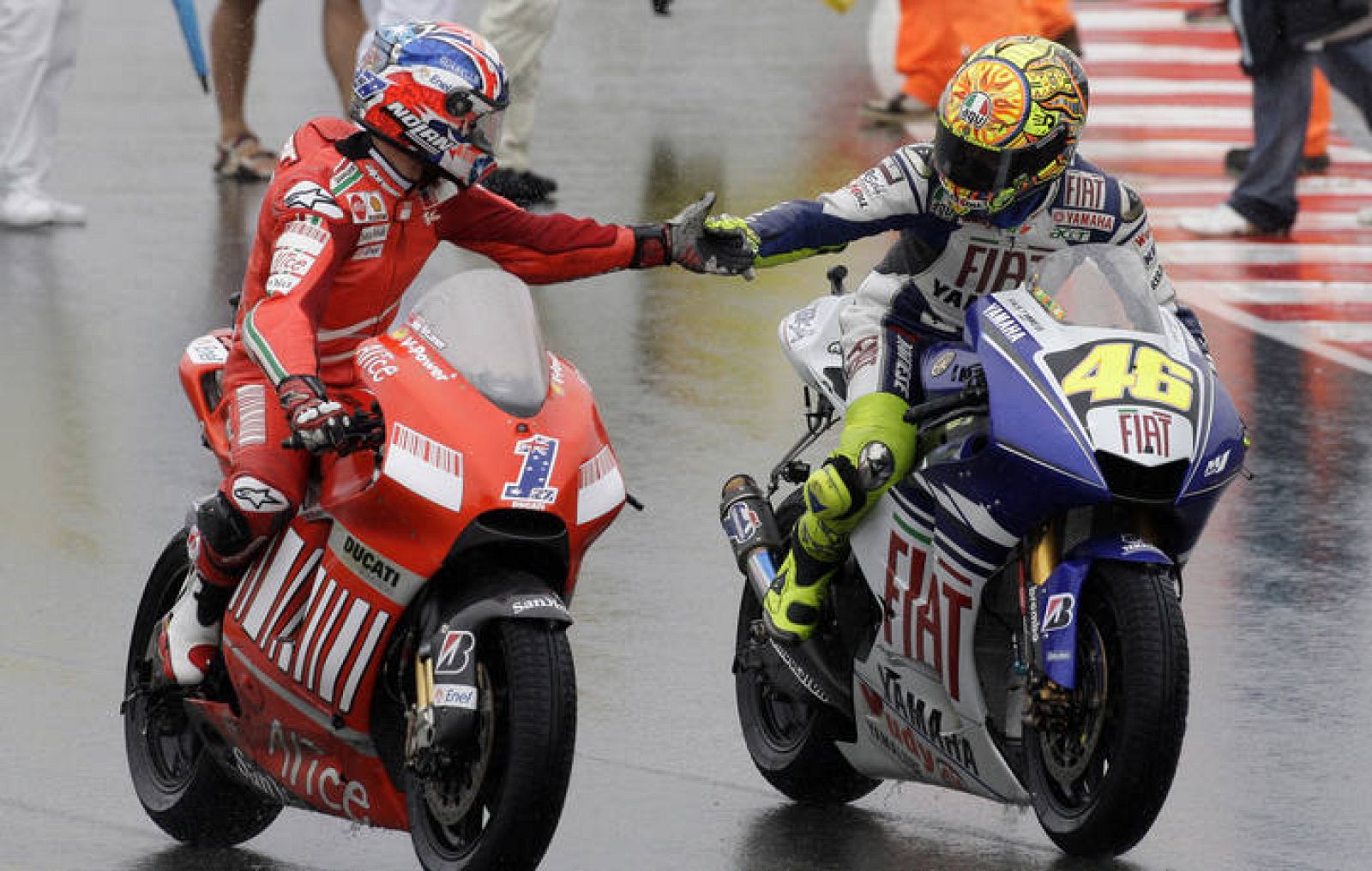 Casey Stoner saluda a Valentino Rossi tras la carrera; ambos son los más beneficiados al final del GP de Alemania.
