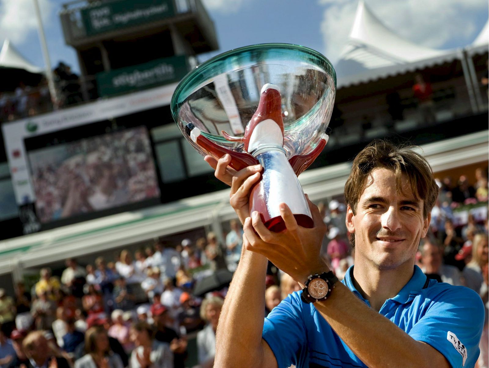 Robredo se impuso en la final del torneo sueco a Berdych por 6-4 y 6-1.