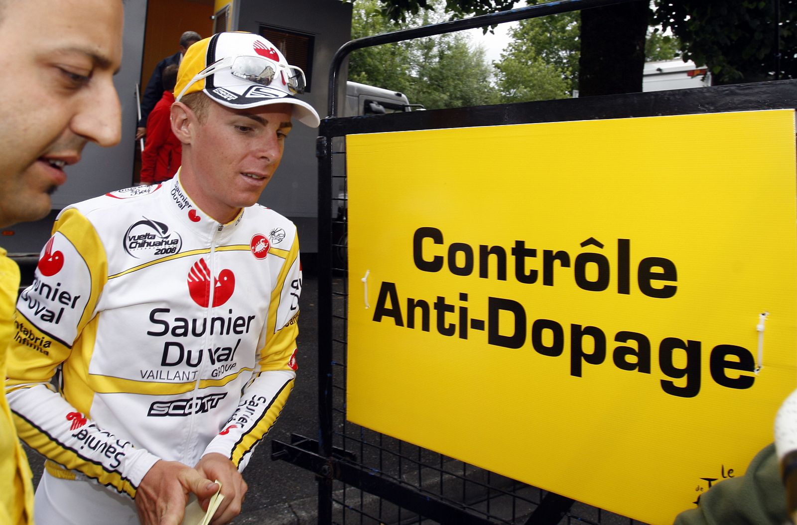 El ciclista italiano del Saunier Duval, Riccardo Ricco, pasa un control antidopaje después de ganar en la novena etapa del Tour, en Bagnères de Bigorre.