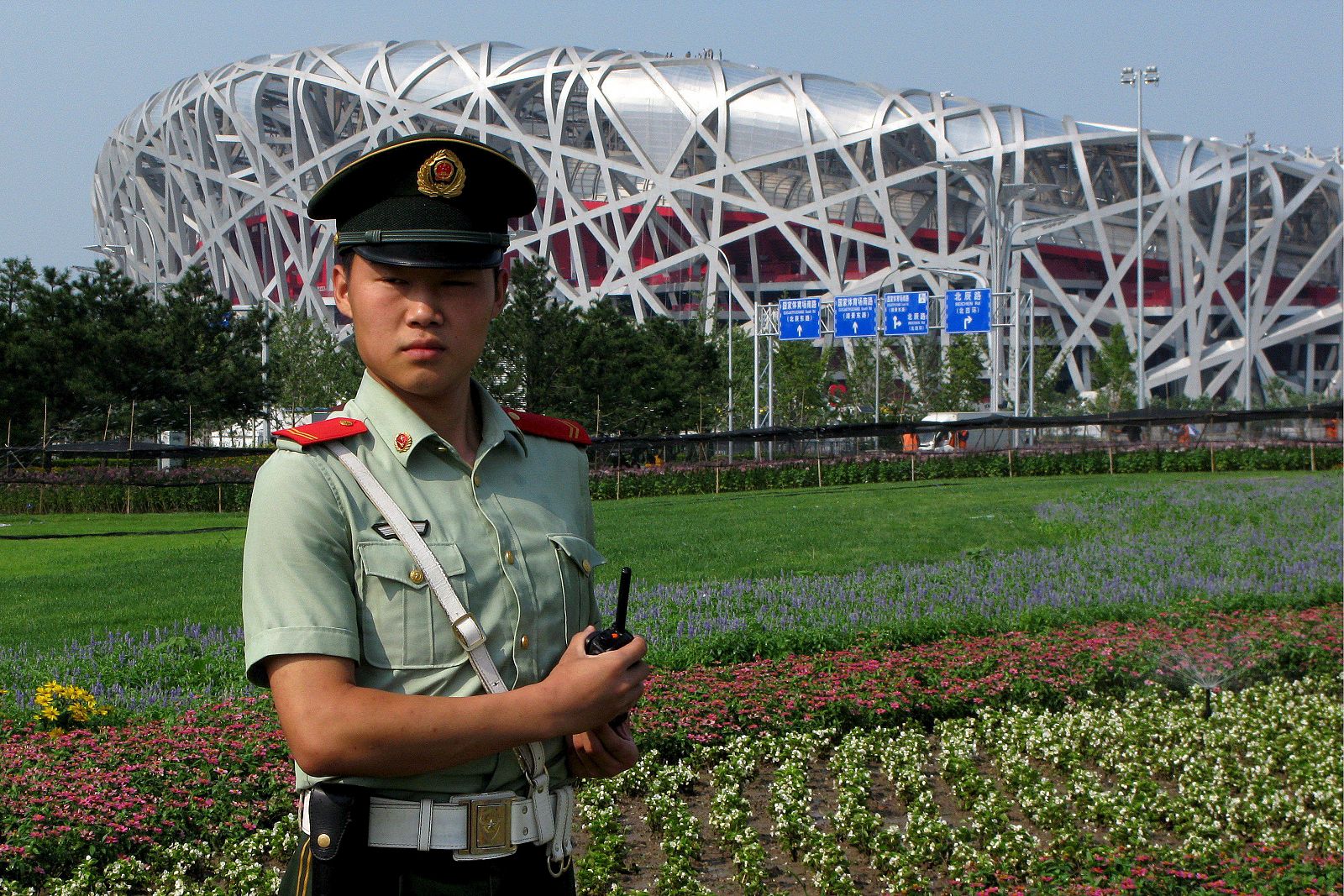 Un joven policía hace guardia en el exterior del Estadio Nacional de Pekín, el conocido como "Nido".