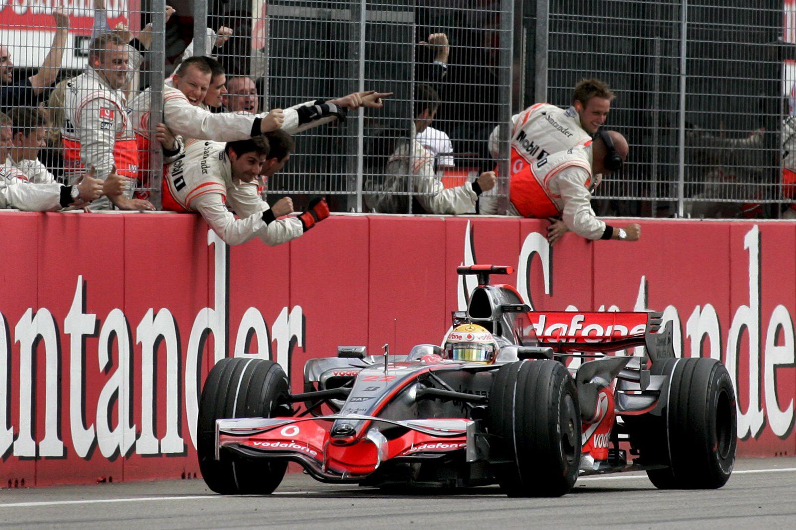 Hamilton vence en Alemania