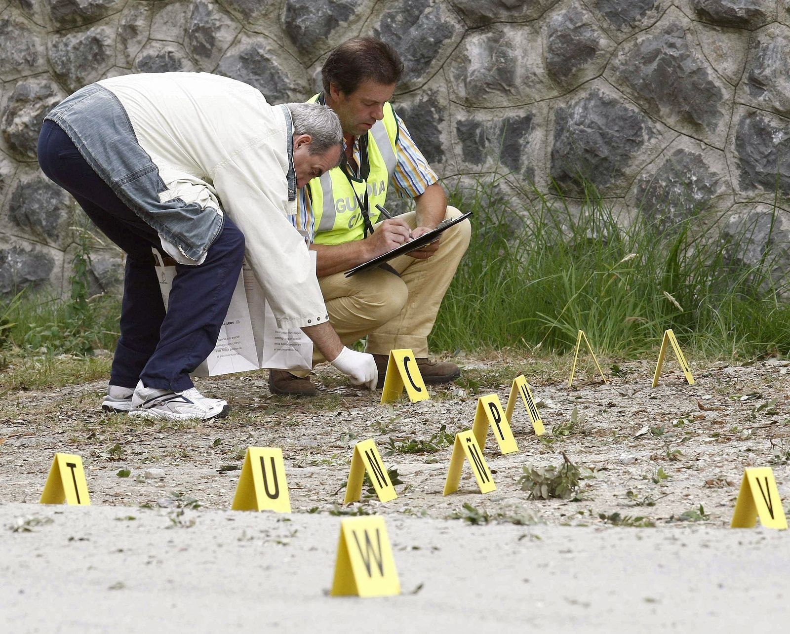 Agentes de la Policía Científica marcan las inmediaciones del campo de golf de Noja (Cantabria).