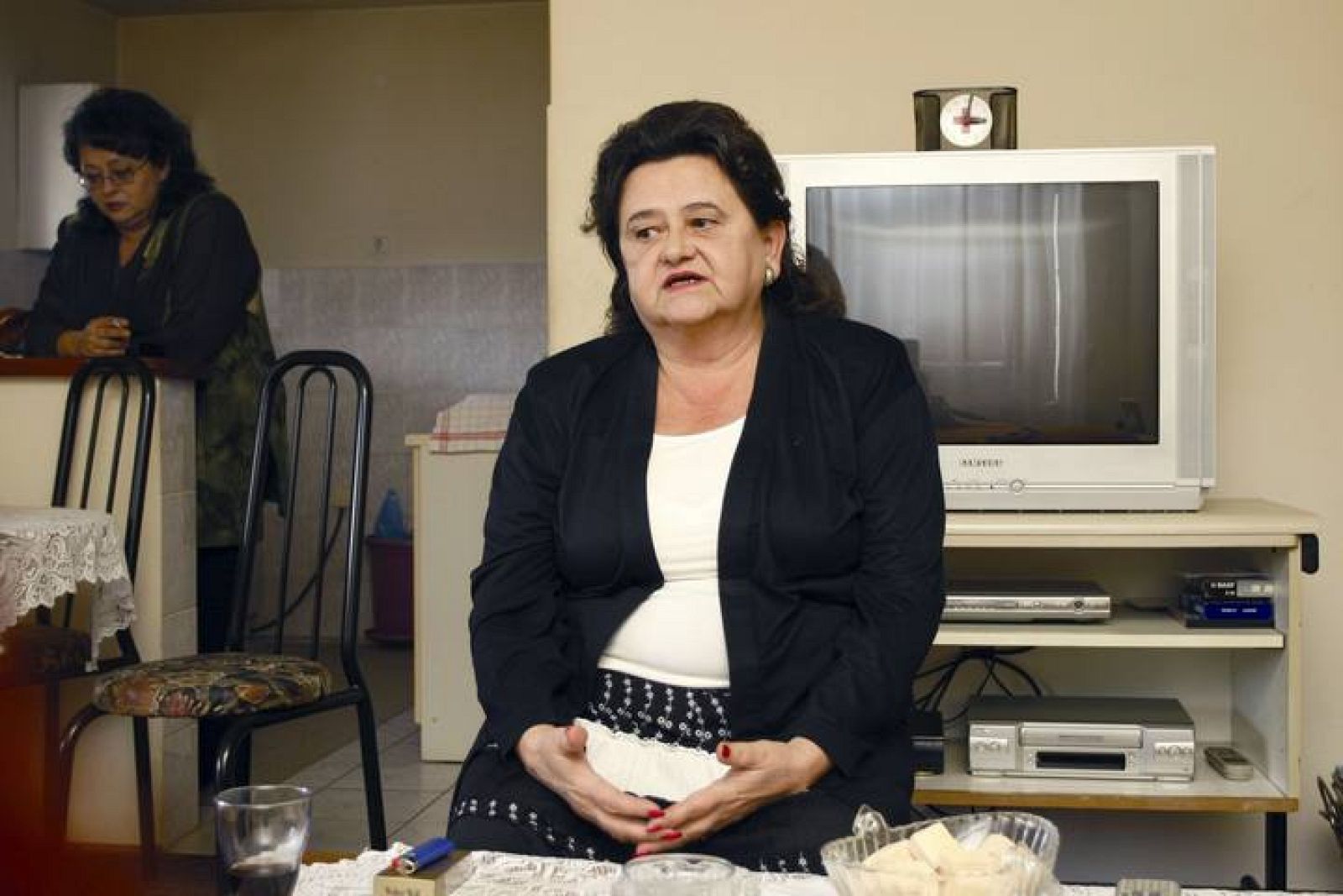 Fotografía de archivo de mayo de 2008 de Ljiljana Zelen, esposa del detenido Radovan Karadzic, que se mostró aliviada al saber que su marido está con vida y espera poder visitarlo en Belgrado. 