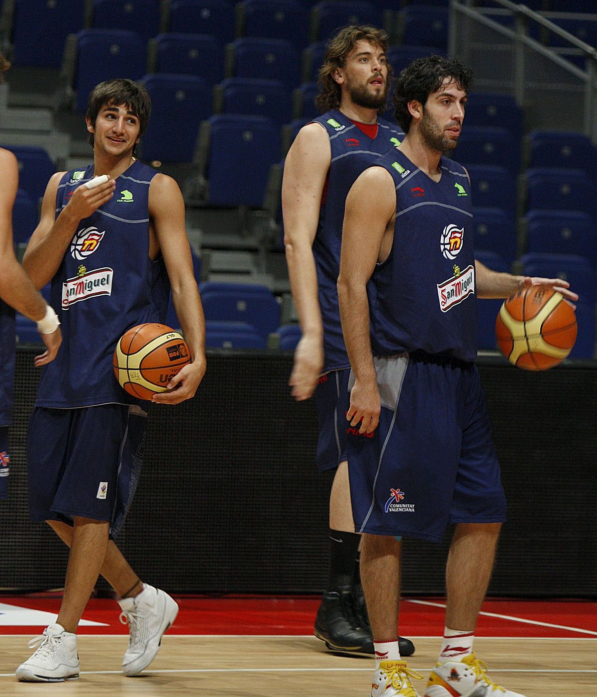 Ricky Rubio (i), junto a Marc Gasol y Berni Rodríguez en un entrenamiento de la selección.