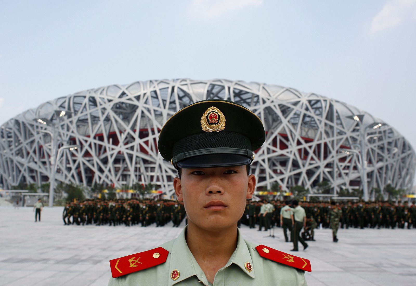 Un policía paramilitar, en formación ante el estadio olímpico de Pekín