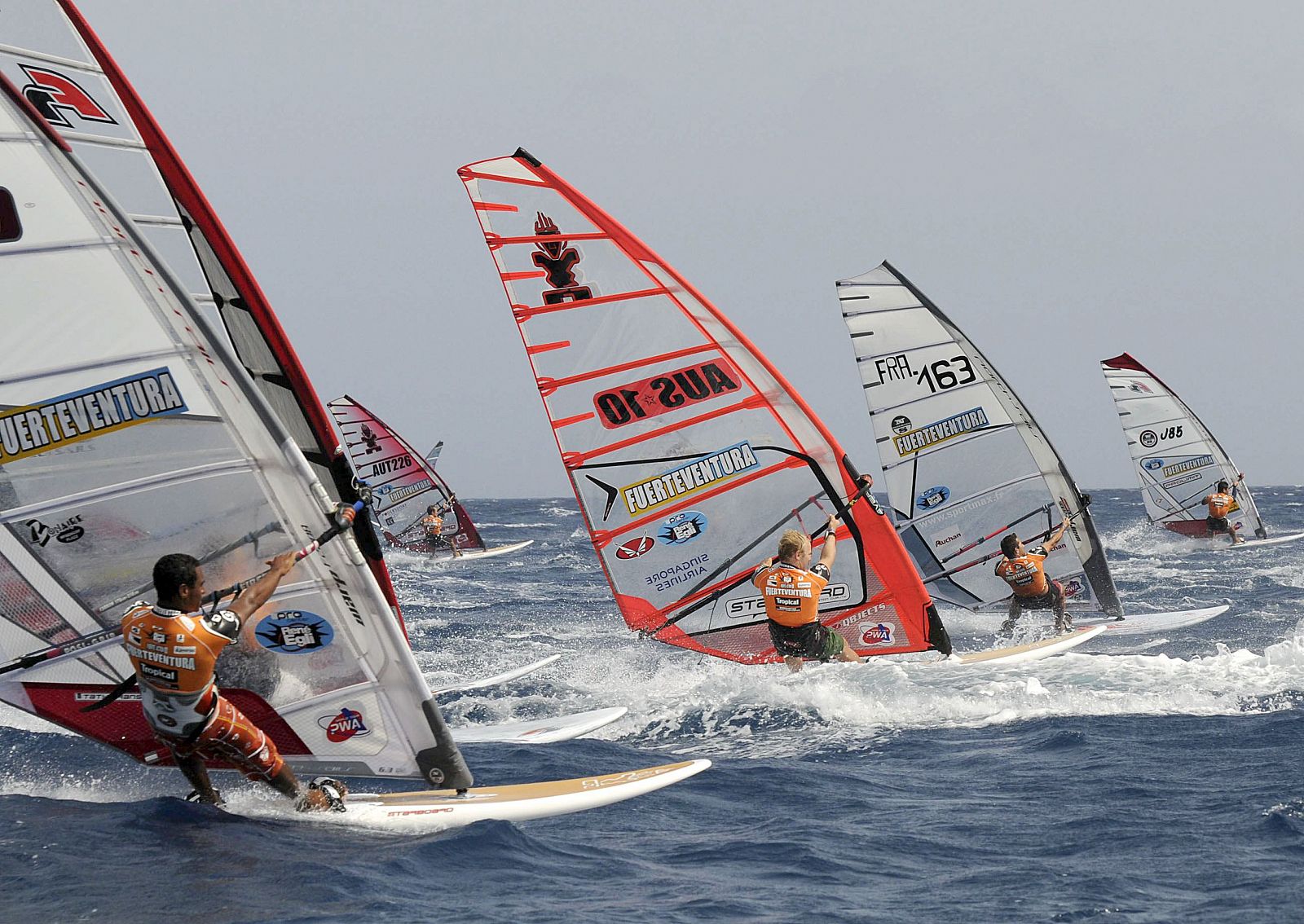 Imagen del slalom "Full Fleet" de la Copa del Mundo de Windsurfing y Kiteboarding en las playas de Jandía.