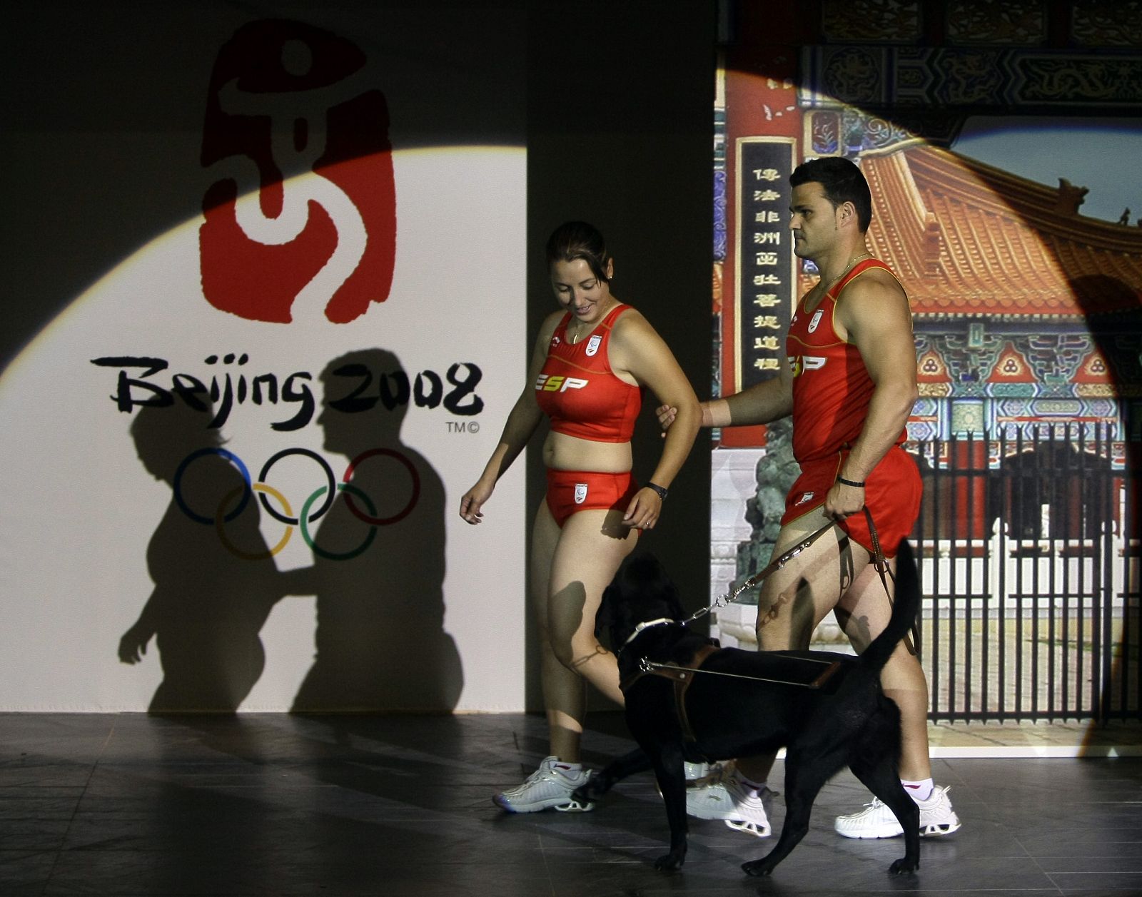 El atleta Casinos y su guía Mestre durante la presentación del uniforme olímpico en Madrid.