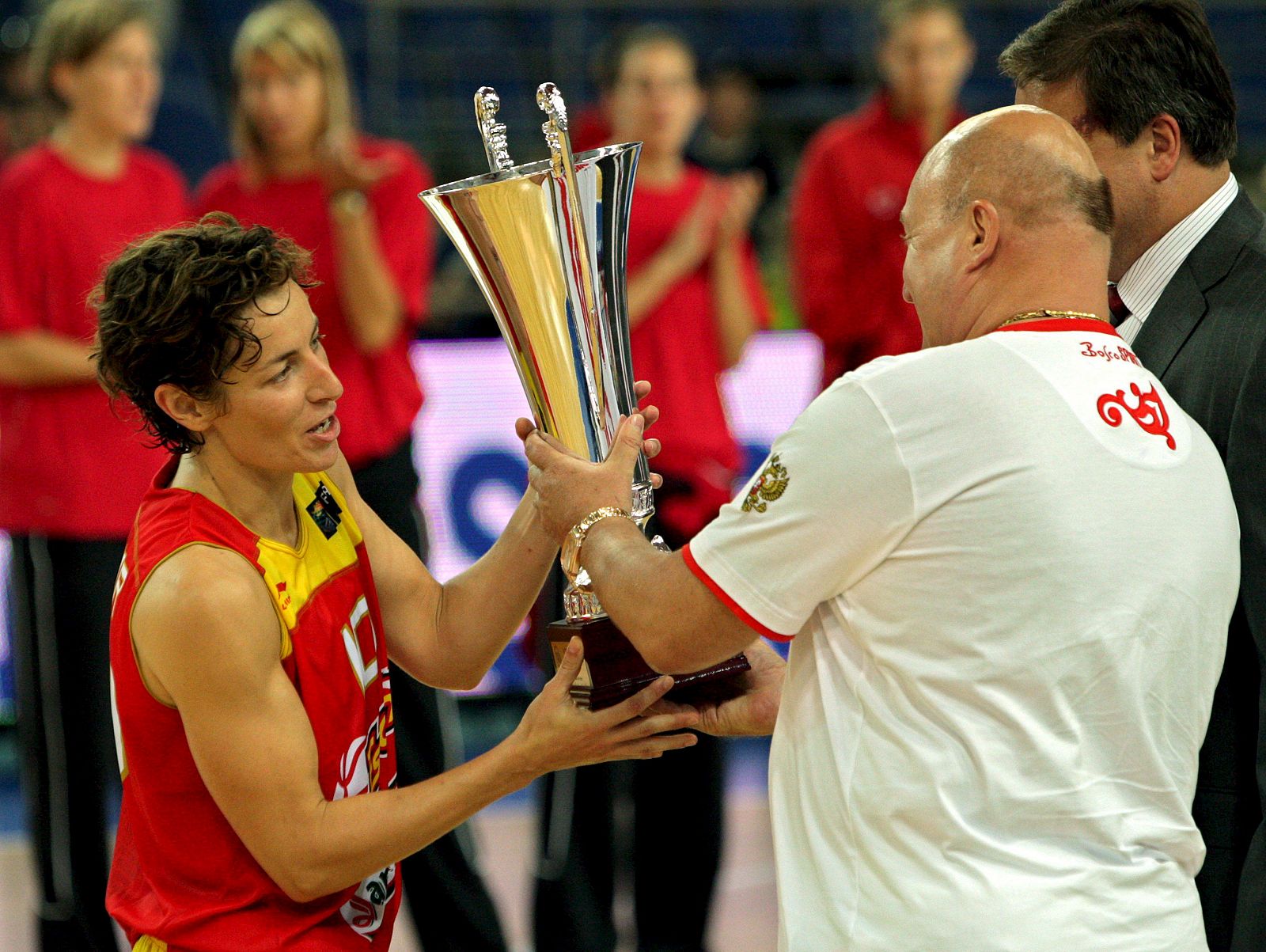 Laia Palau recoge el trofeo del Torneo Internacional de Moscú disputado en la región Vidnoe.