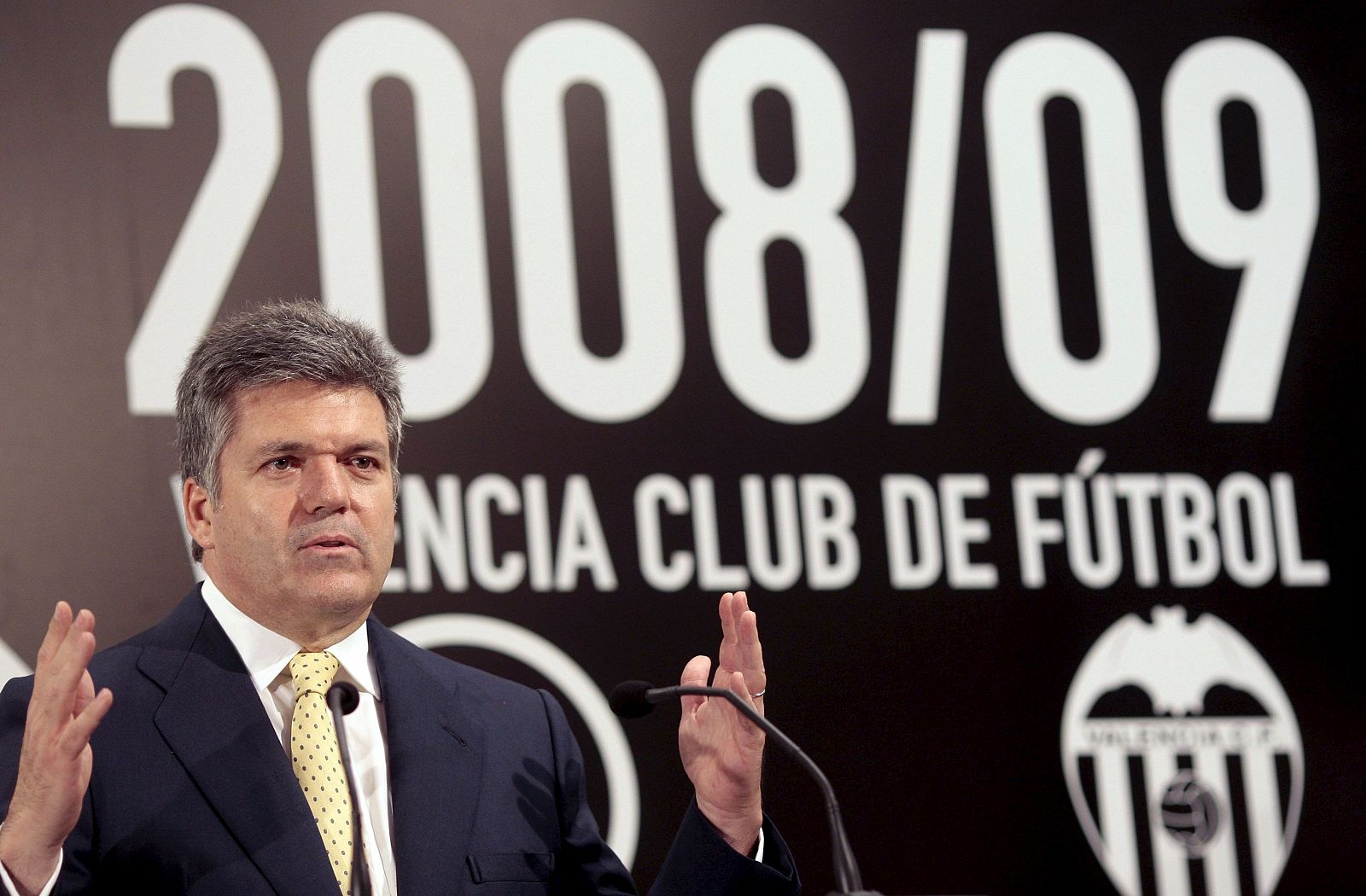 Juan Villalonga, durante la rueda de prensa ofrecida en el palco VIP del estadio de Mestalla.