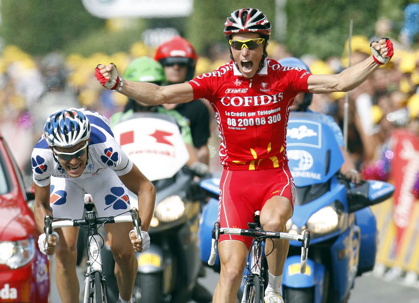 El francés Chavanel, en el momento de cruzar la línea de meta, en la localidad de Montluçon.