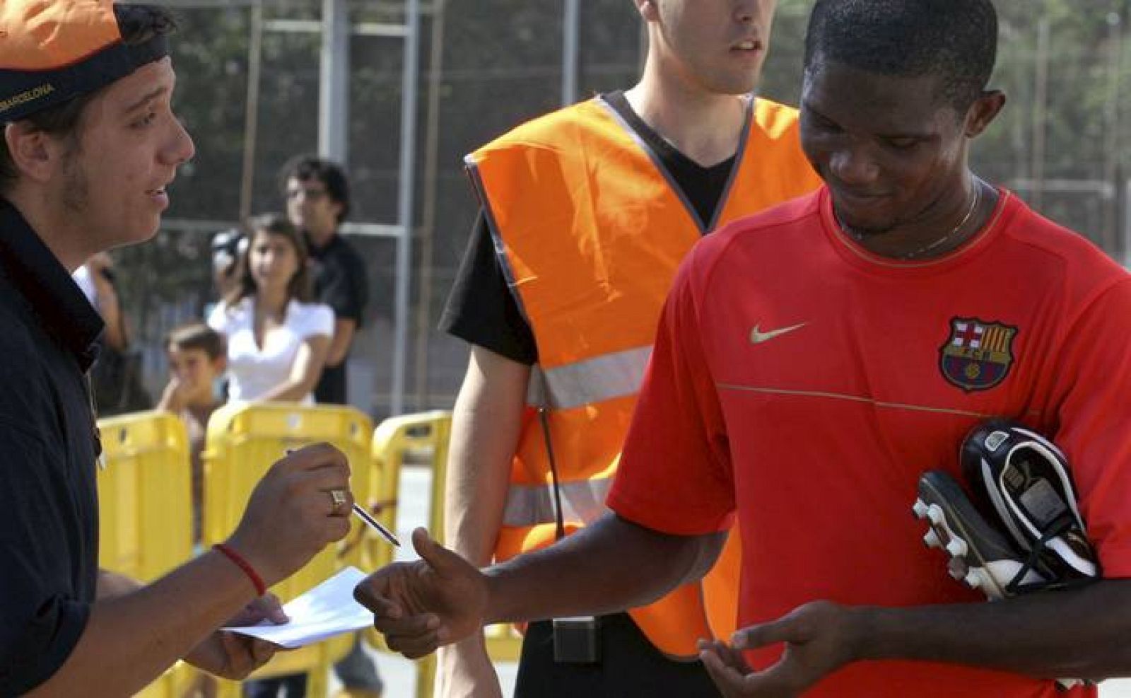 Samuel Eto'o firma un autógrafo a un aficionado.