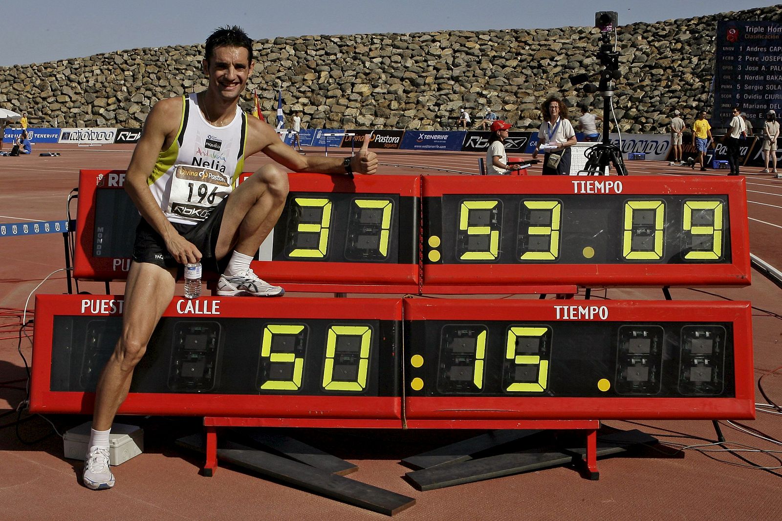 Paquillo posa con la marca mundial conseguida en 10.000 metros marcha.