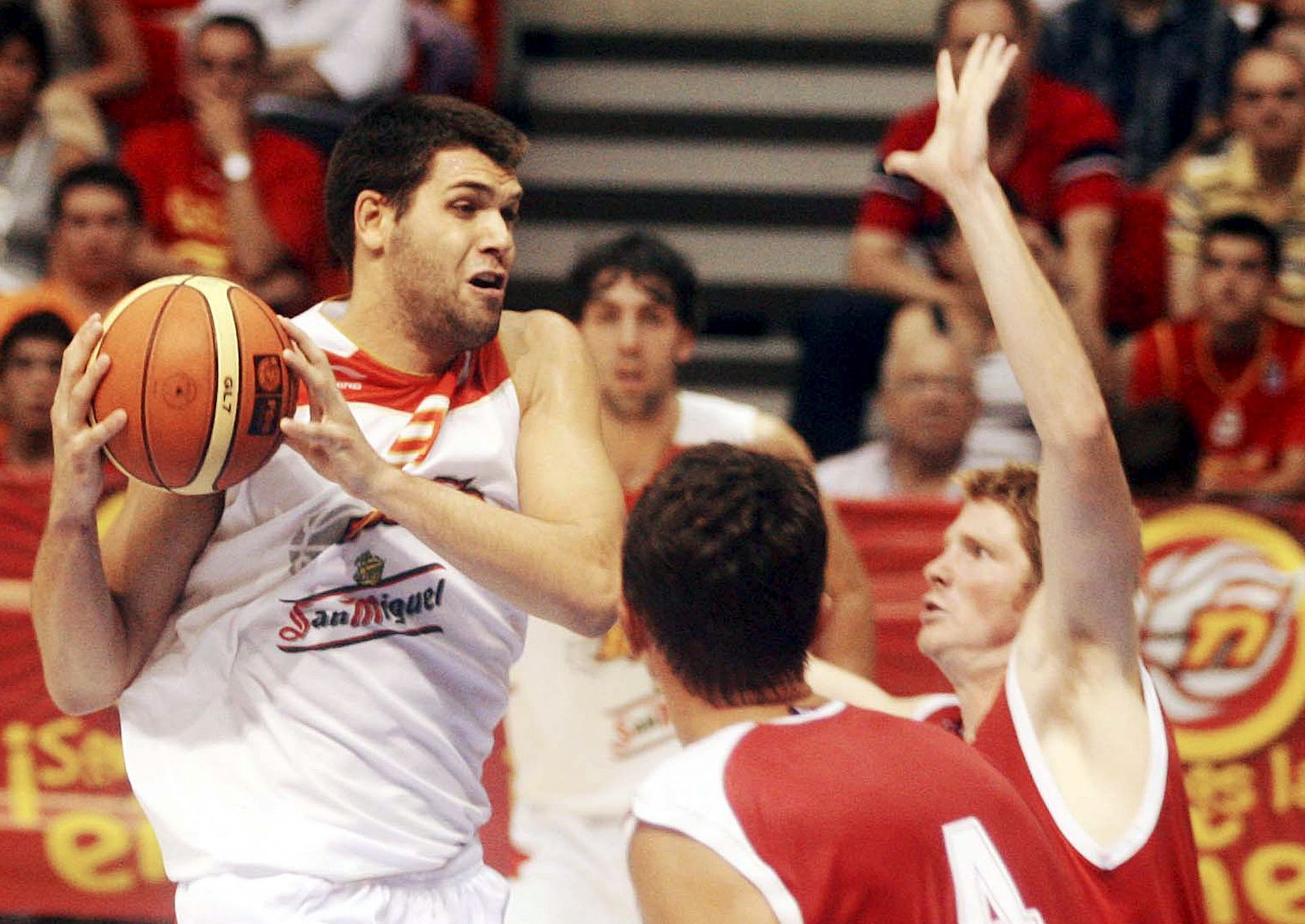 El pívot de la selección española de baloncesto, Felipe Reyes entra a canasta en el partido de su selección contra Hungría.