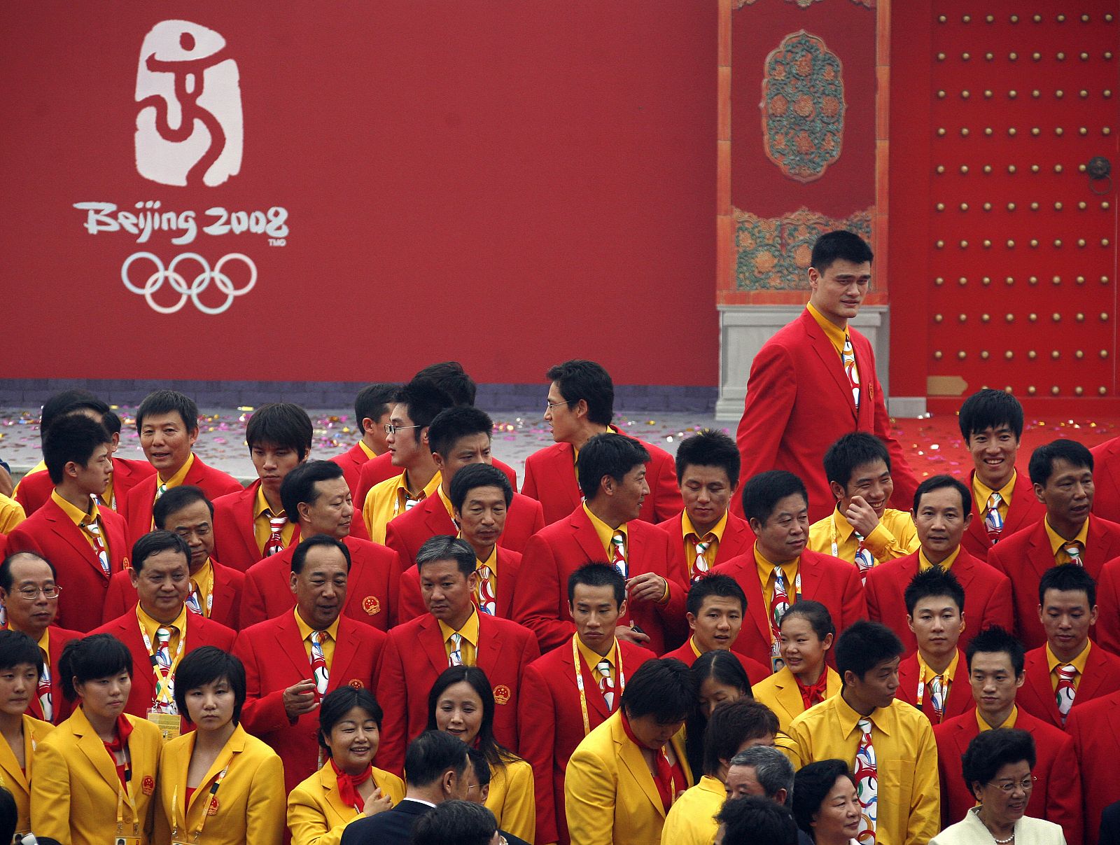 Los atletas chinos durante la ceremonia de apertura de la villa olímpica de Pekín