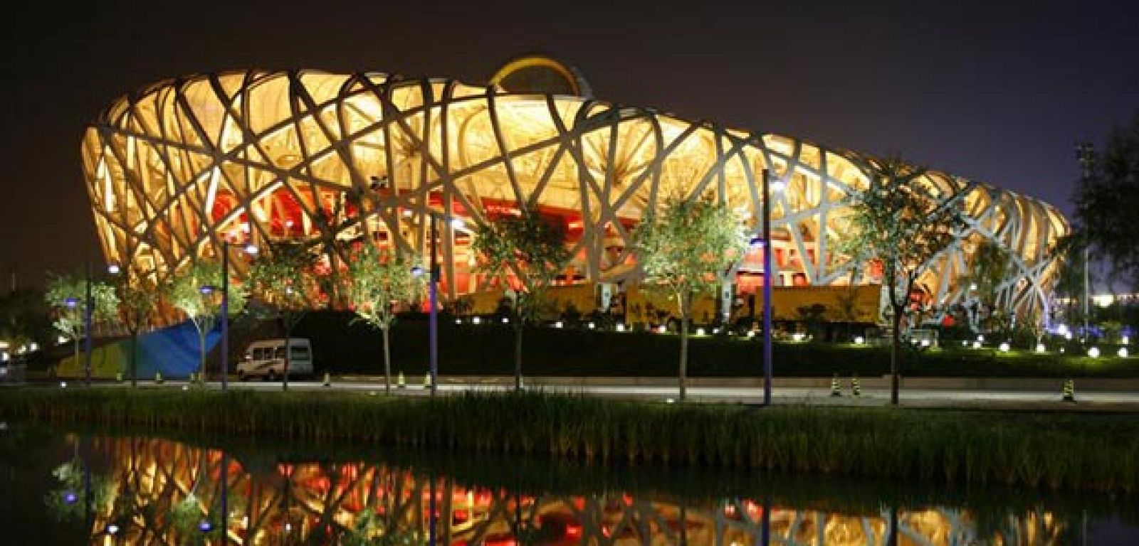 De noche, el estadio olímpico es todavía más espectacular que de día