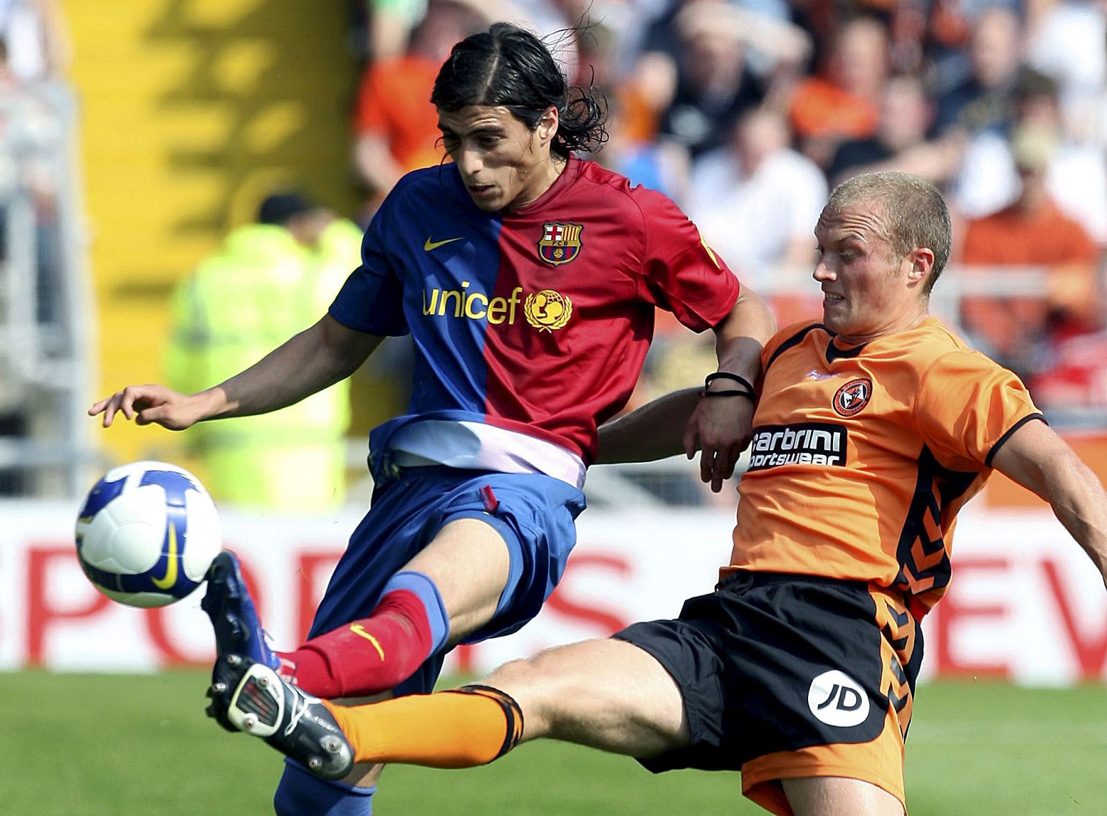 El jugador del FC Barcelona, Martin Cáceres, despeja un balón en el partido amistoso ante el Dundee United.