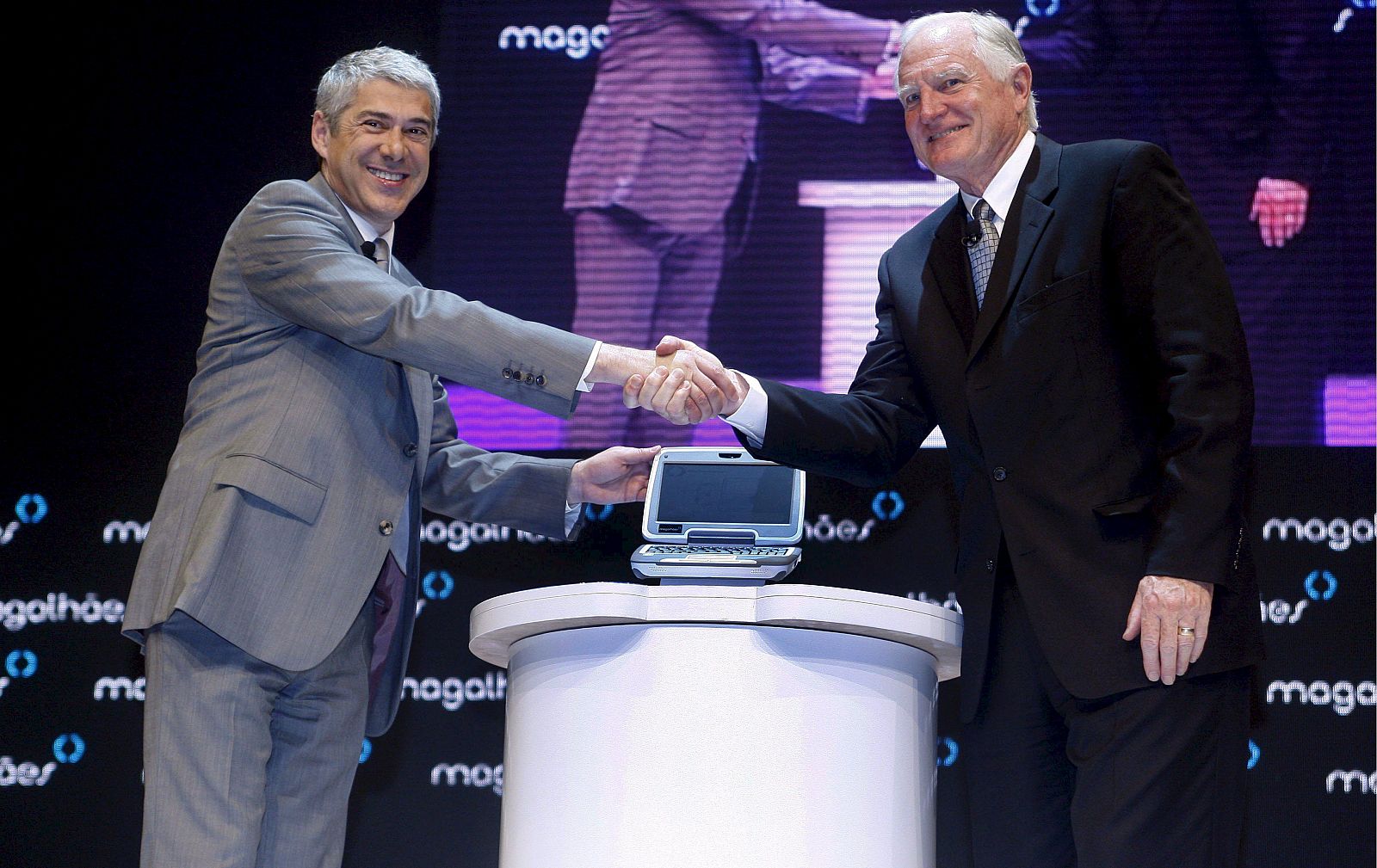 El primer ministro portugués, José Sócrates, y el jefe ejecutivo de Intel, Craig Barrett durante la presentación de Magalhaes, el portátil barato para niños con pocos recursos.